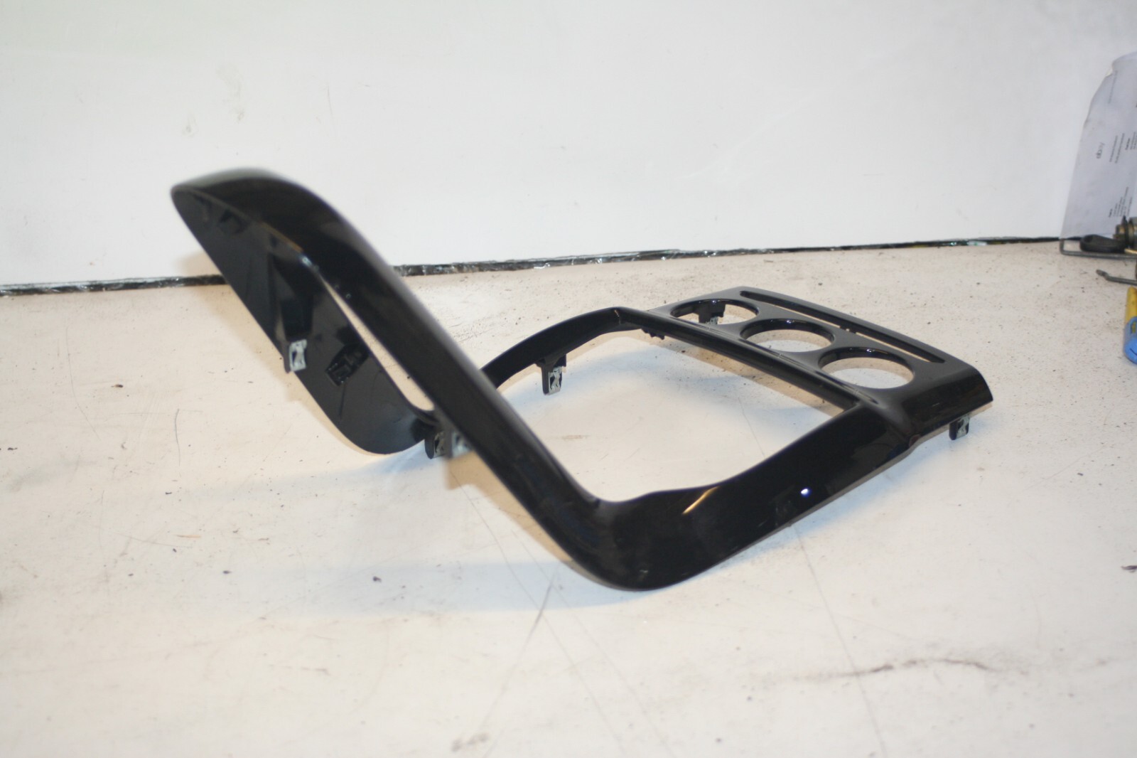 2010 CITROEN DS3. CENTRE CONSOLE BLACK TRIM - Image 4