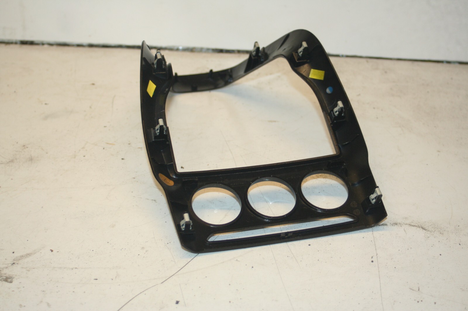 2010 CITROEN DS3. CENTRE CONSOLE BLACK TRIM - Image 6