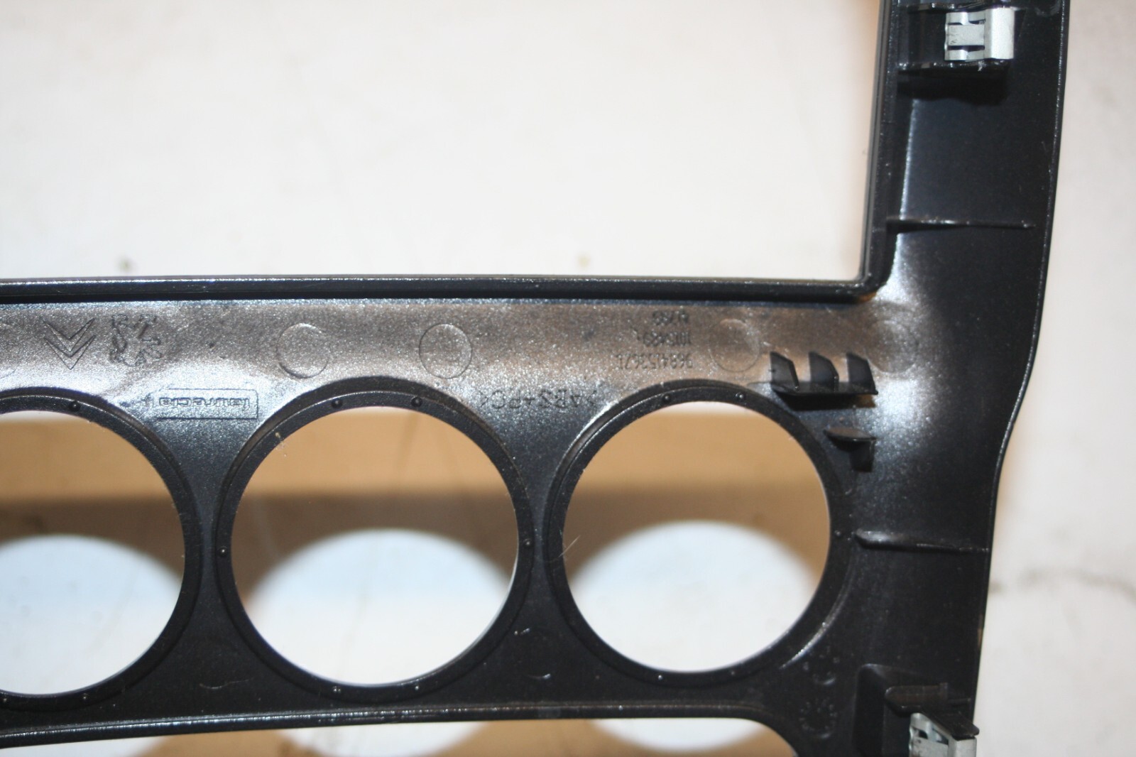 2010 CITROEN DS3. CENTRE CONSOLE BLACK TRIM - Image 7