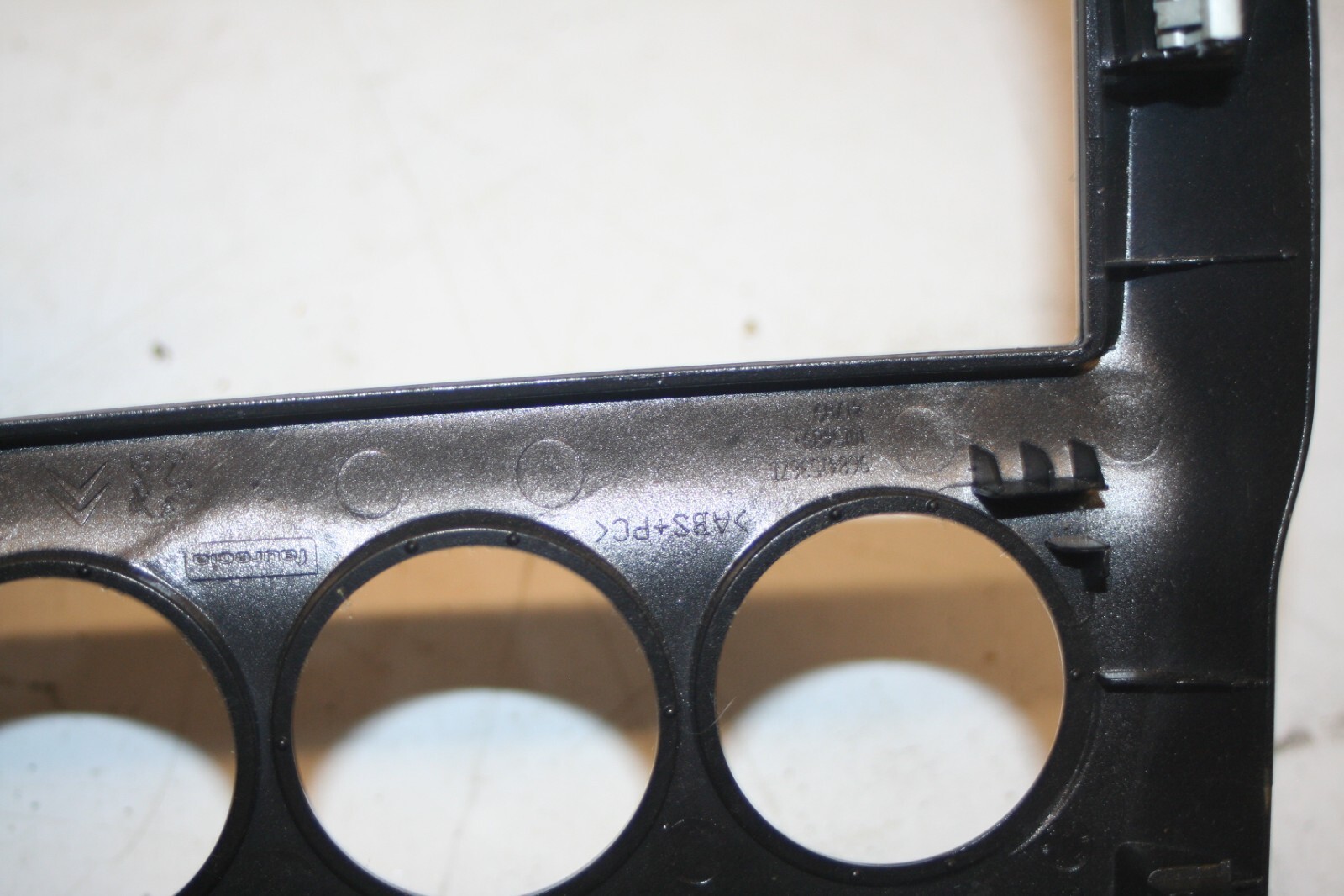 2010 CITROEN DS3. CENTRE CONSOLE BLACK TRIM - Image 8