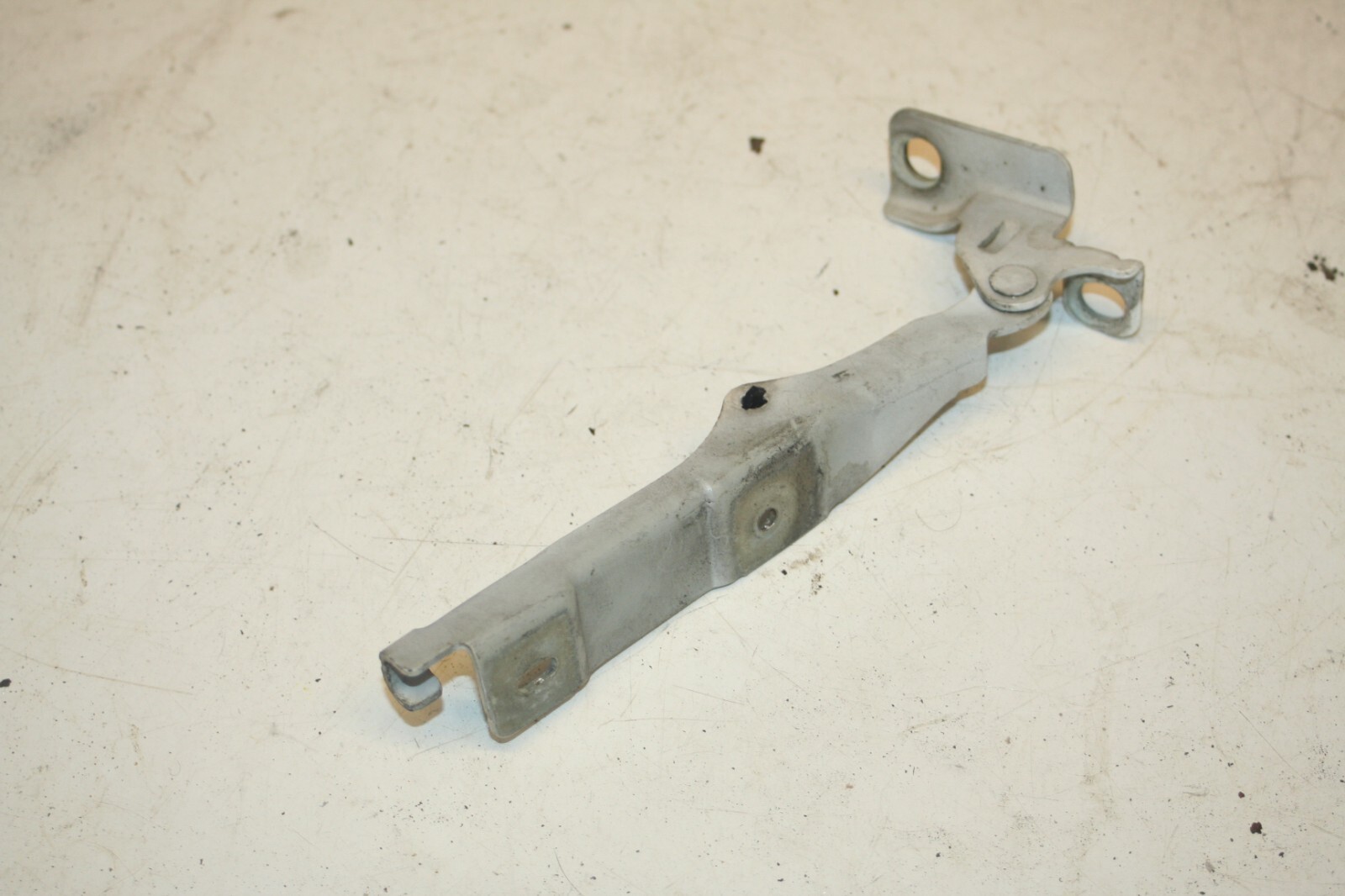2010 CITROEN DS3. BONNET HINGE