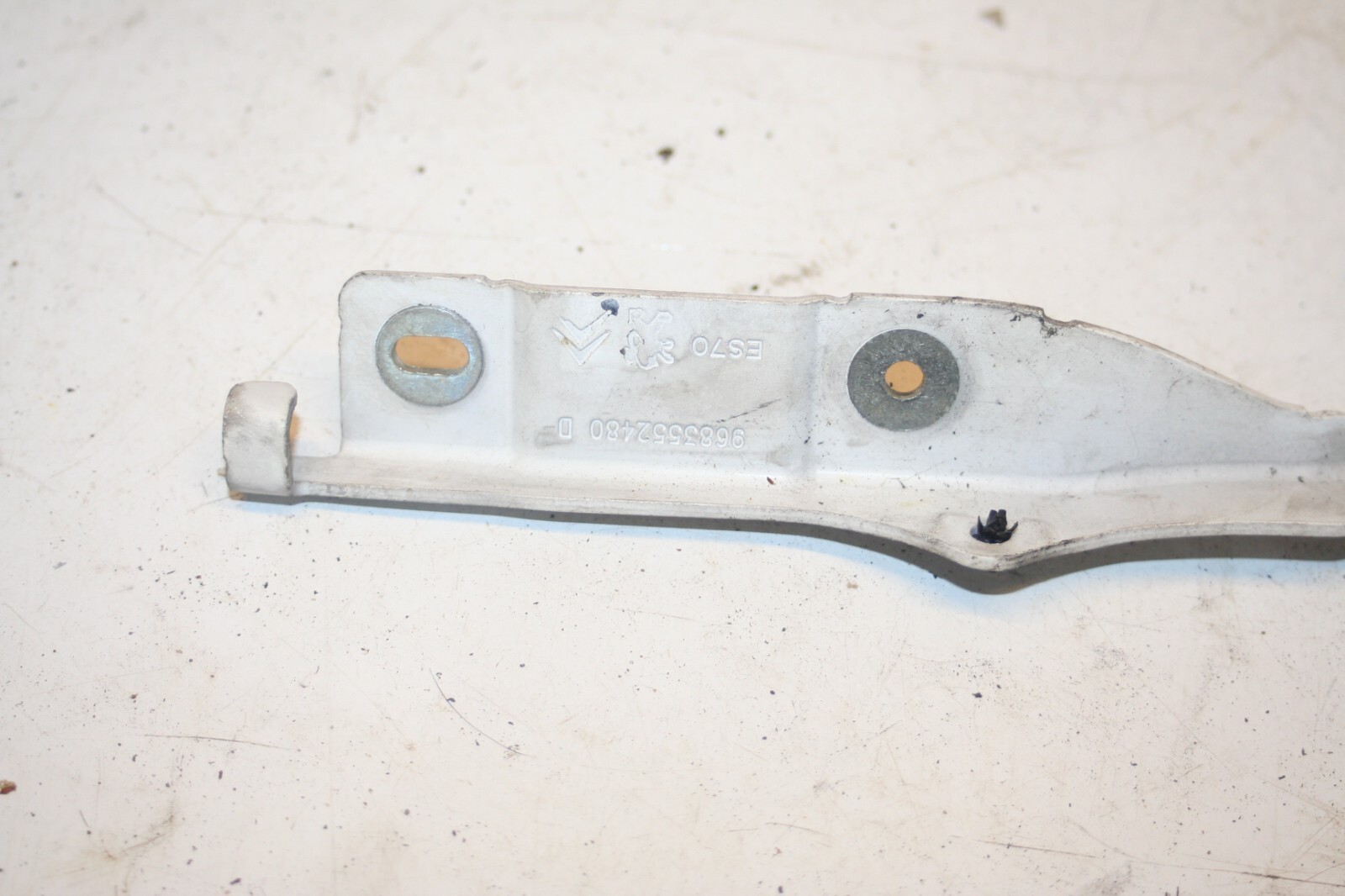 2010 CITROEN DS3. BONNET HINGE - Image 3