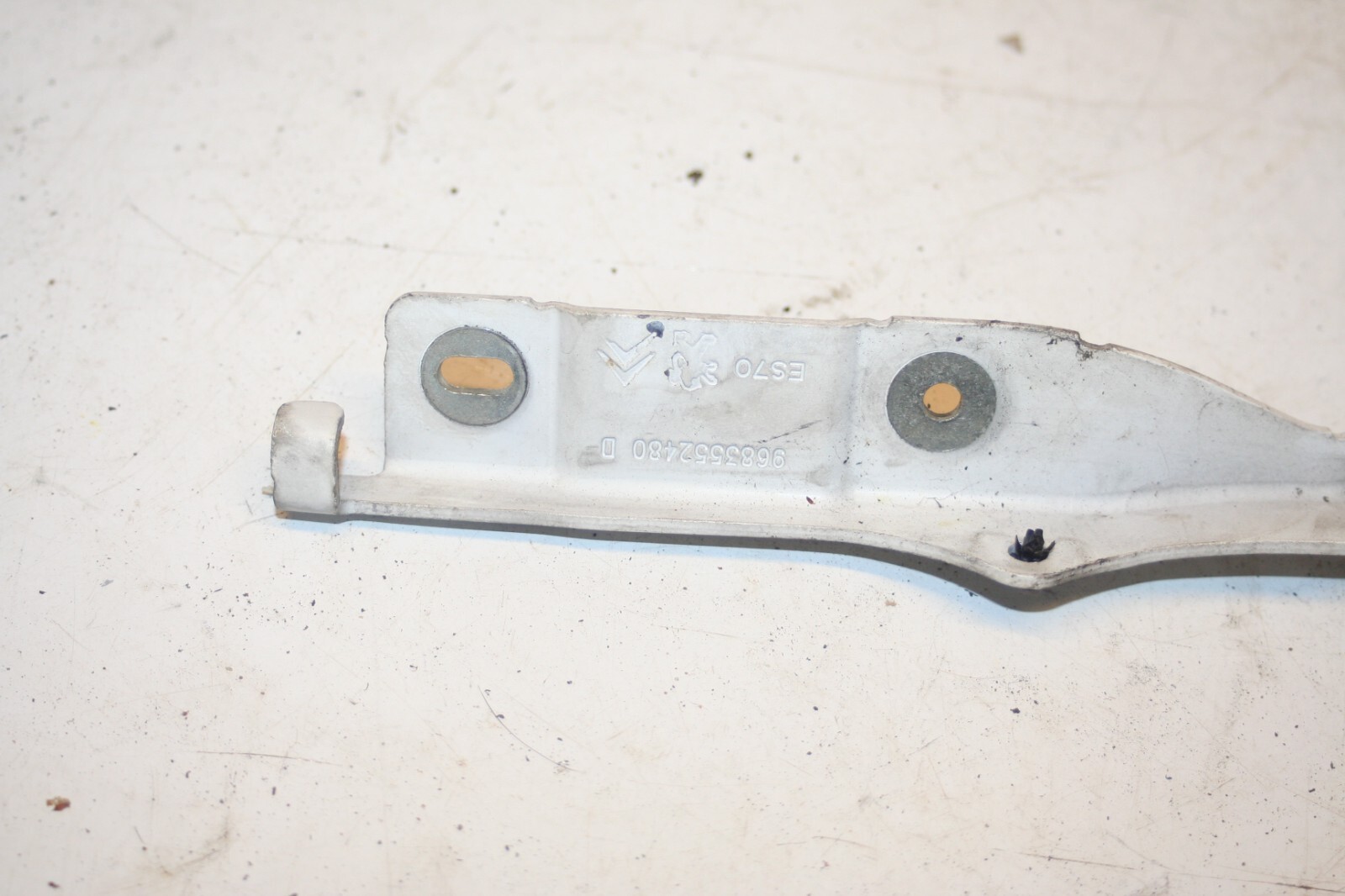 2010 CITROEN DS3. BONNET HINGE - Image 4