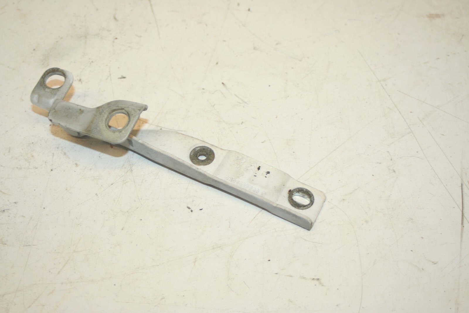 2010 CITROEN DS3. BONNET HINGE