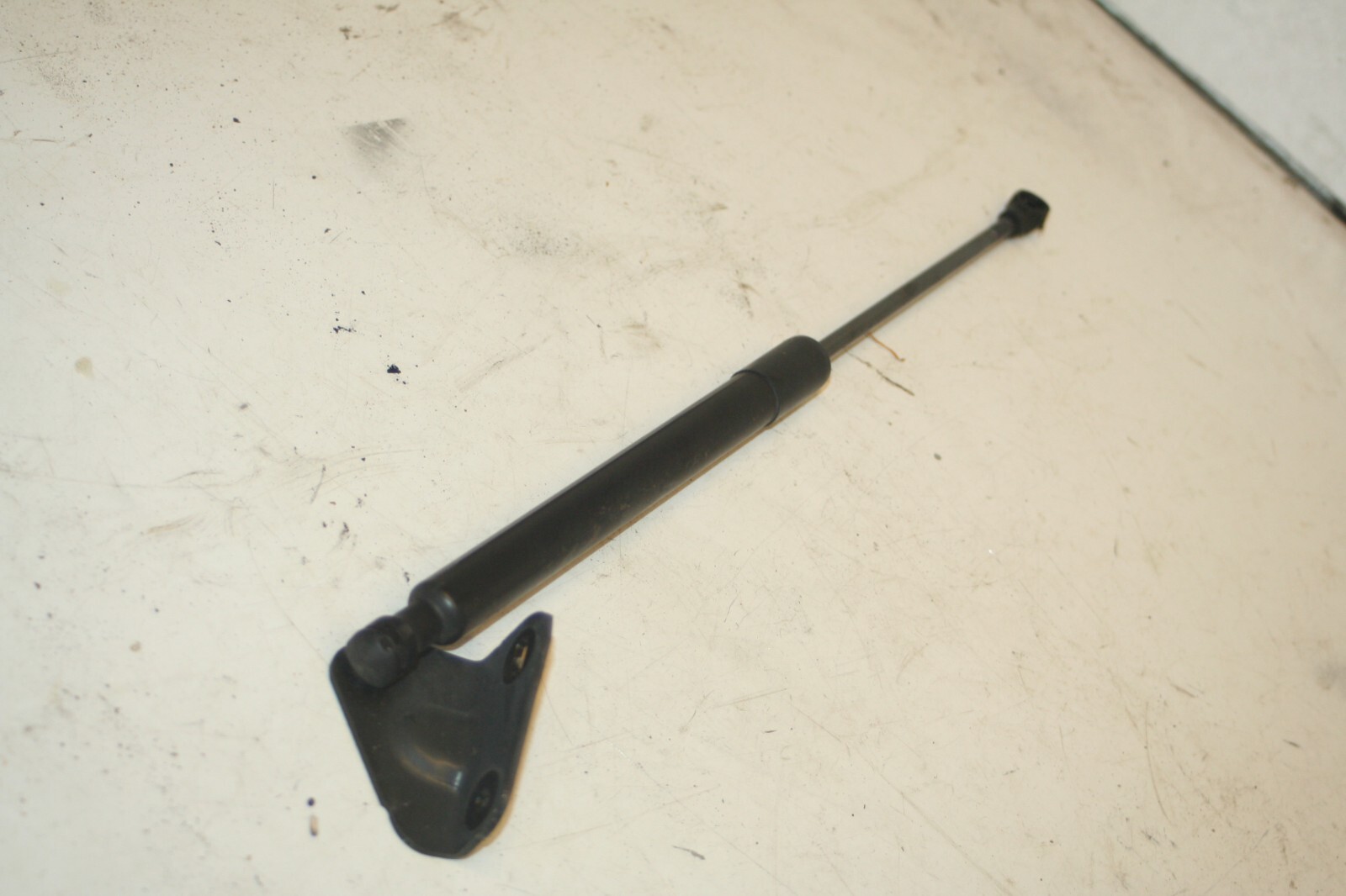 2010 CITROEN DS3. GAS STRUT BOOT TAIL GATE - Image 2