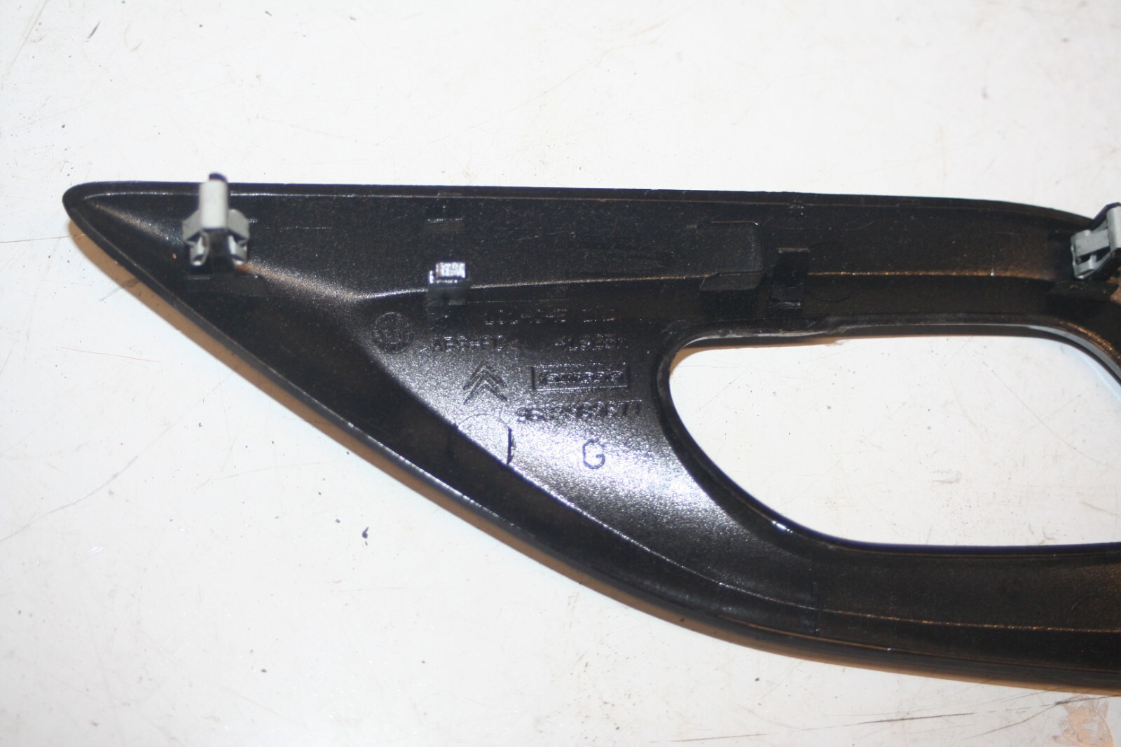 2010 CITROEN DS3. BLACK DOOR HANDLE TRIM SURROUND PASSENGER SIDE - Image 5