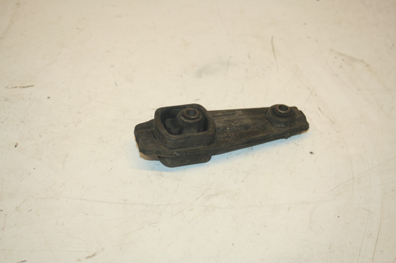 2010 CITROEN DS3. ENGINE MOUNT LOWER