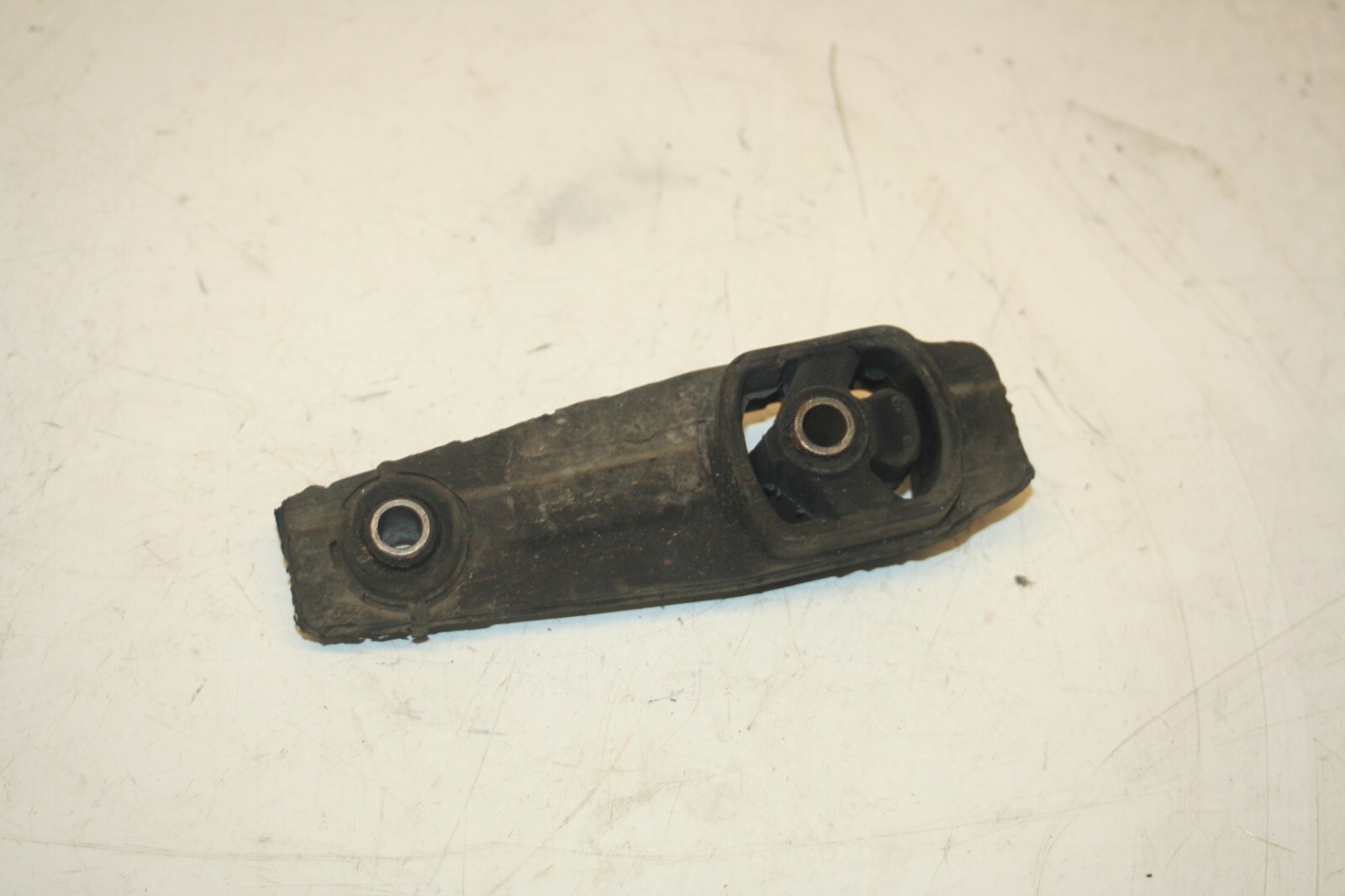 2010 CITROEN DS3. ENGINE MOUNT LOWER - Image 3