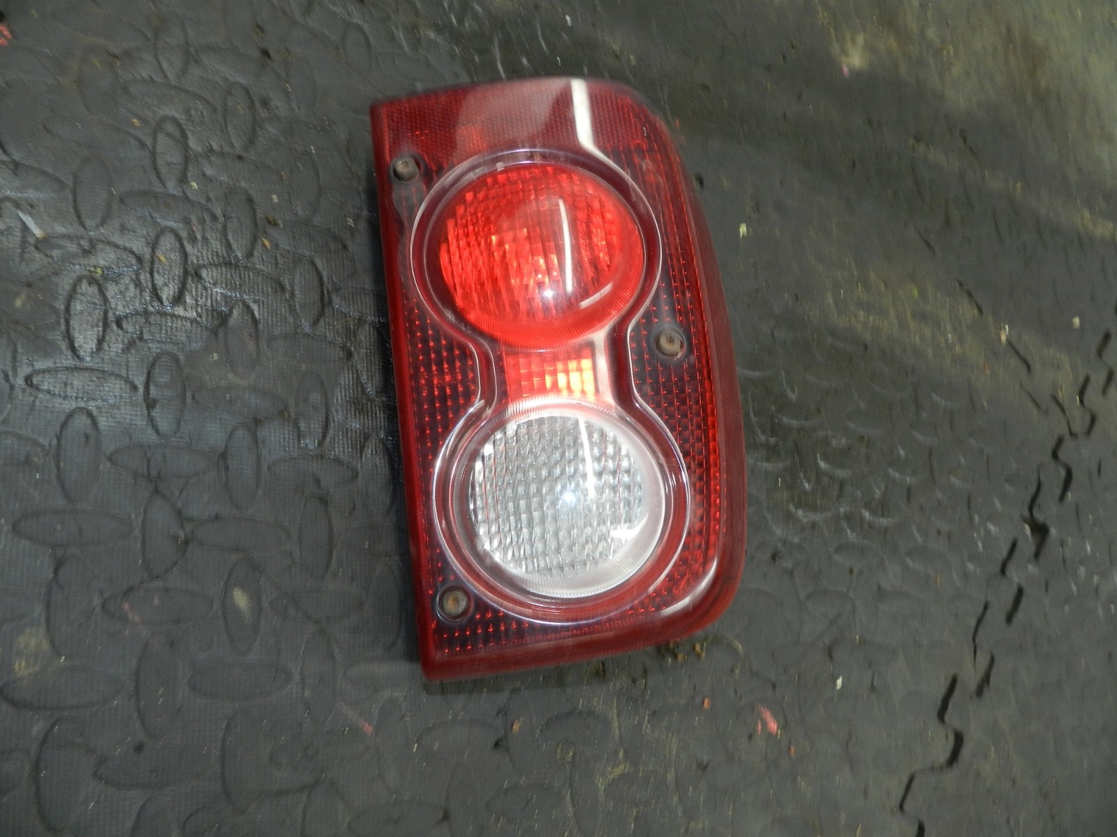182. 2004 LANDROVER FREELANDER 1 L314. PASSENGER SIDE REAR LIGHT UNIT