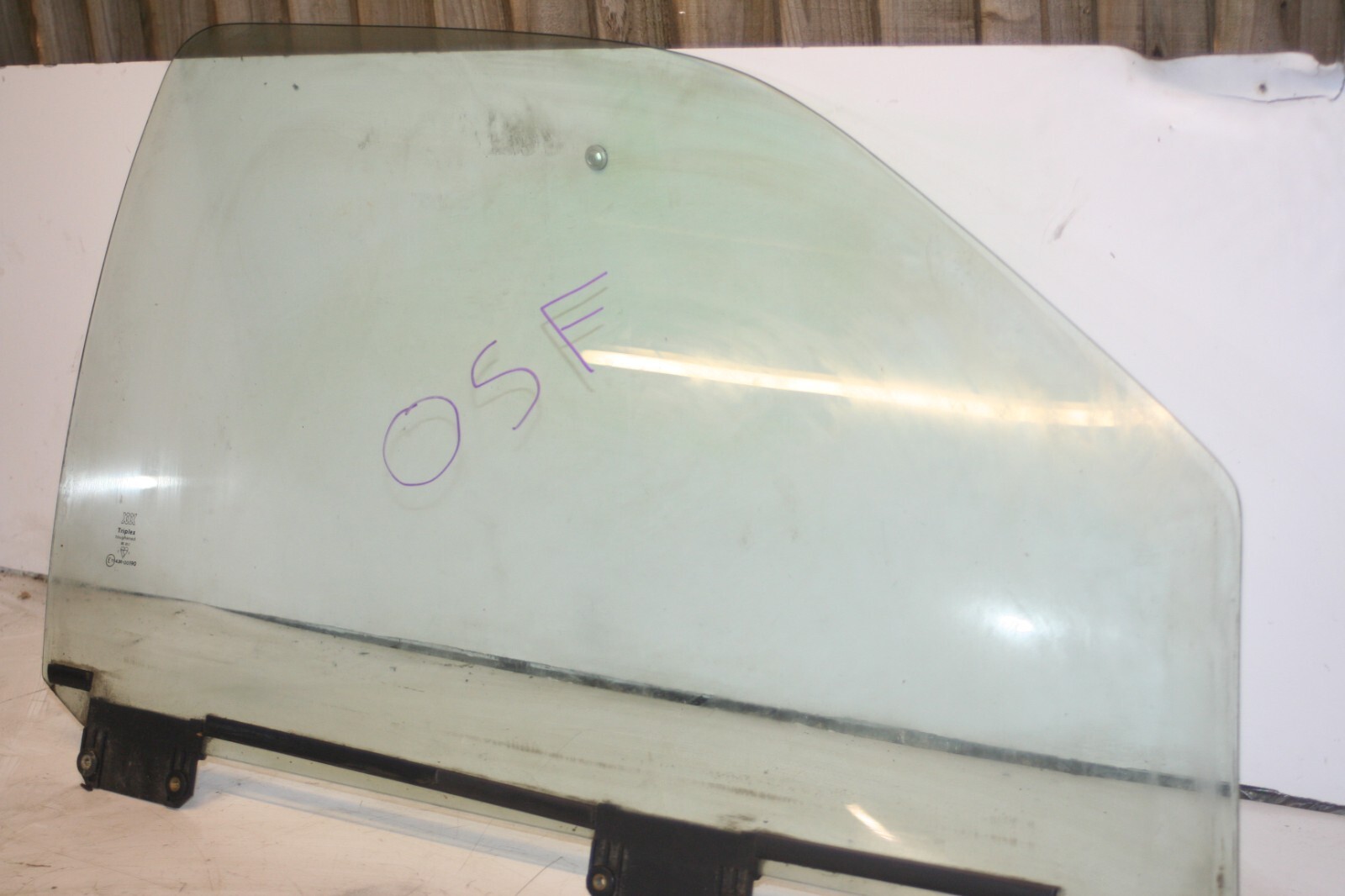 1990 FORD GRANADA MK3. DRIVER SIDE FRONT WINDOW GLASS - Image 2