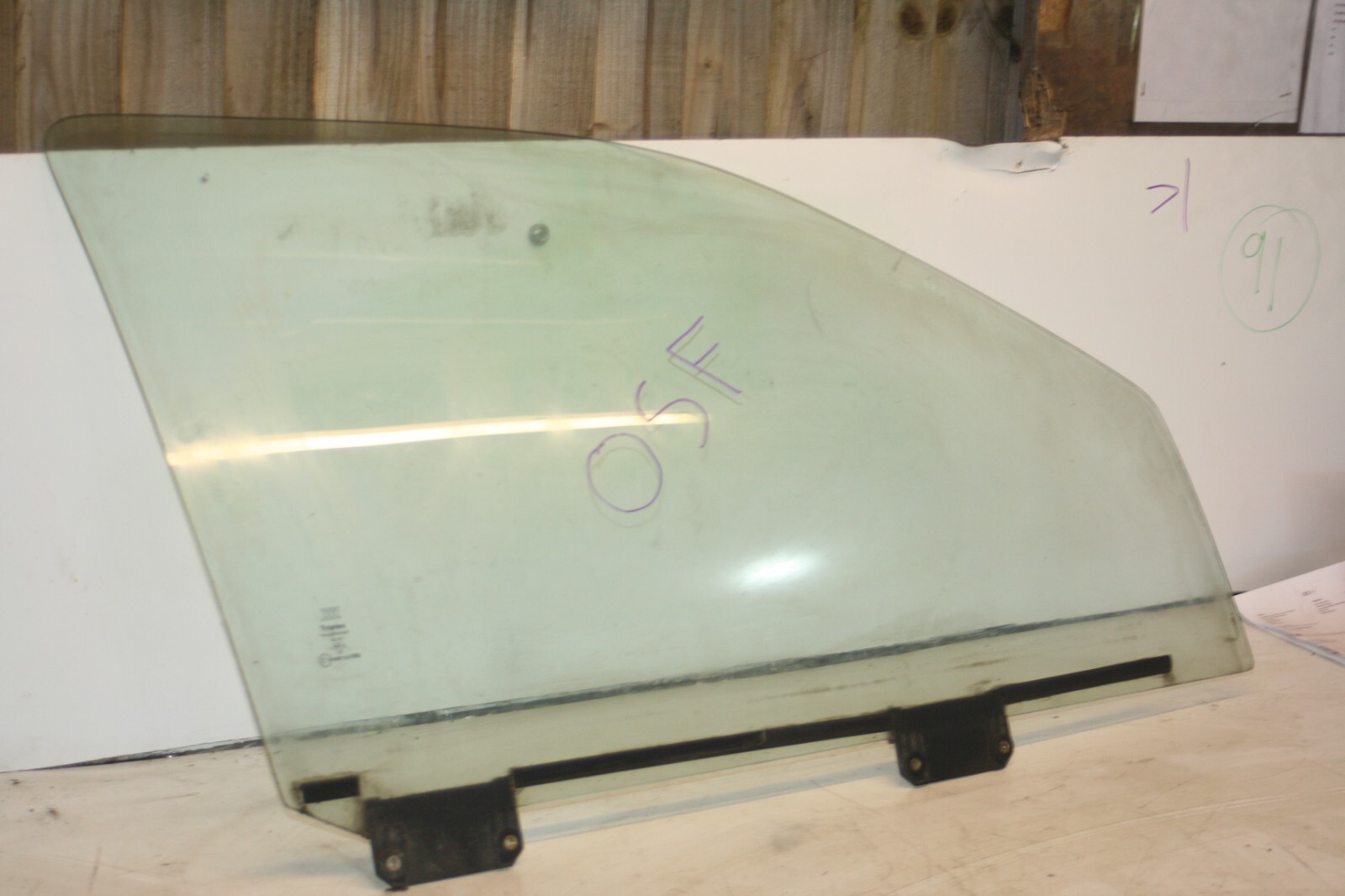 1990 FORD GRANADA MK3. DRIVER SIDE FRONT WINDOW GLASS - Image 3