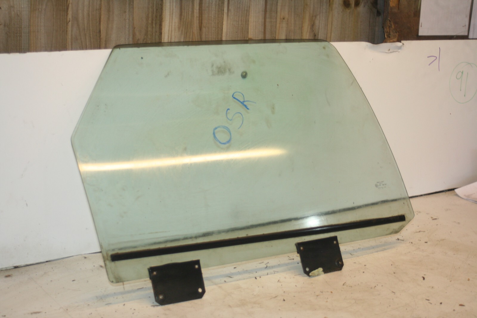 1990 FORD GRANADA MK3. DRIVER SIDE REAR WINDOW GLASS - Image 2