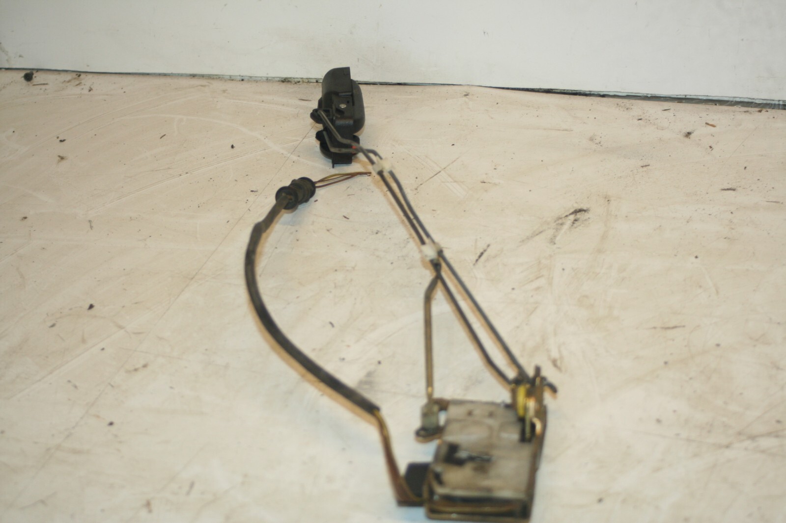 1990 FORD GRANADA MK3. DRIVER SIDE FRONT DOOR LOCK MODULE MOTOR LATCH - Image 2