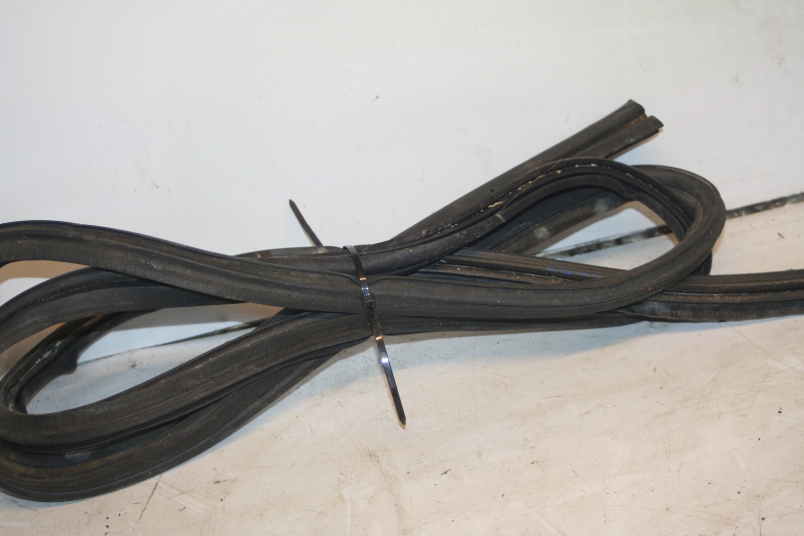 1990 FORD GRANADA MK3. BOOT LID TAIL GATE DOOR RUBBER SEAL