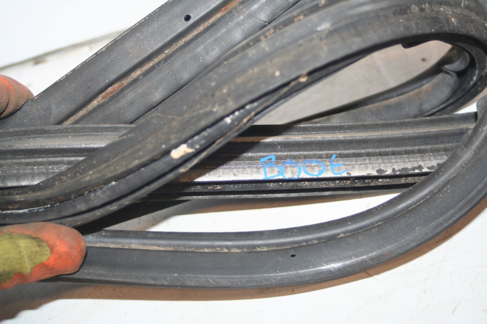1990 FORD GRANADA MK3. BOOT LID TAIL GATE DOOR RUBBER SEAL - Image 3