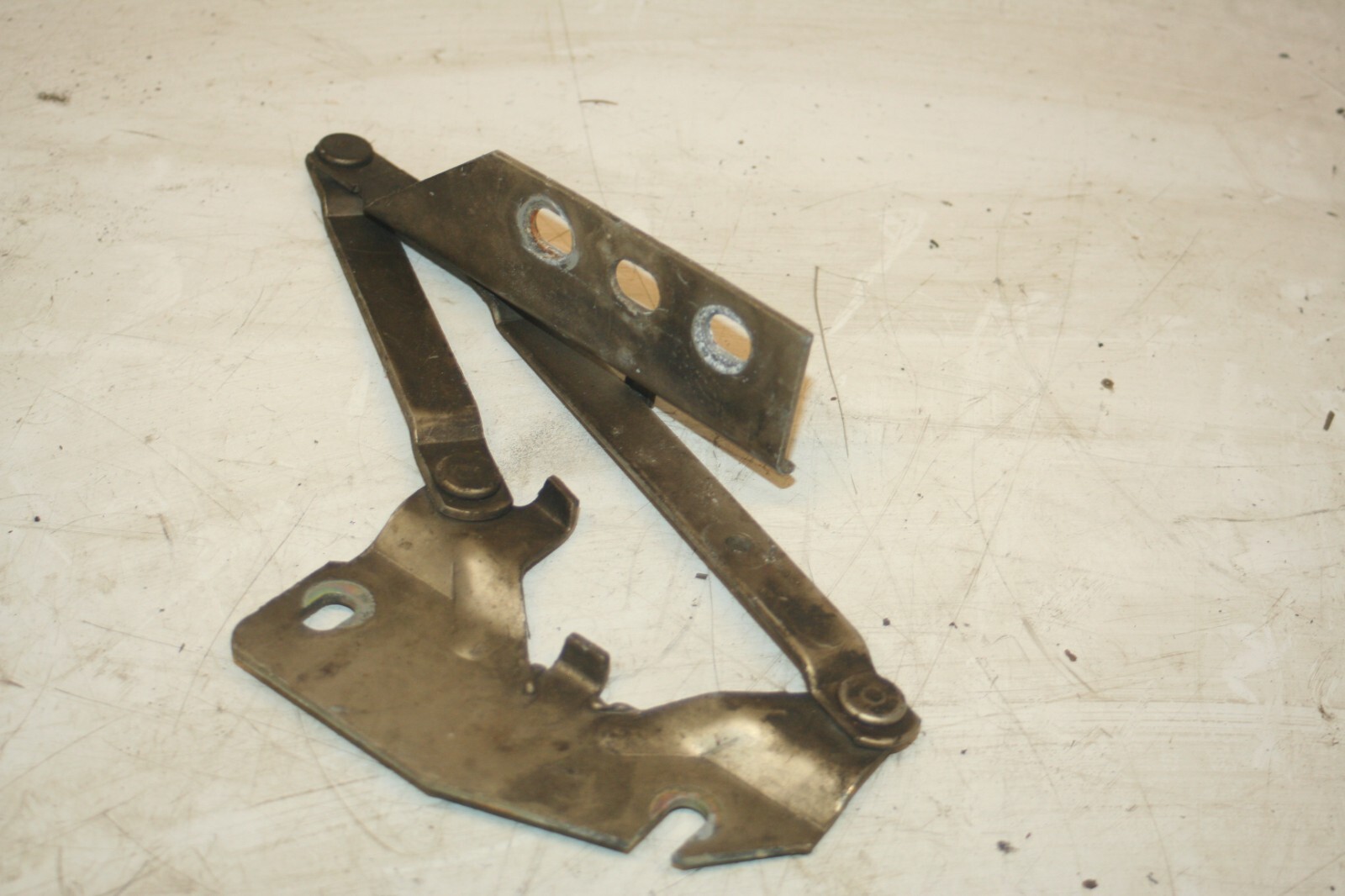 1990 FORD GRANADA MK3. BONNET HINGE - Image 2