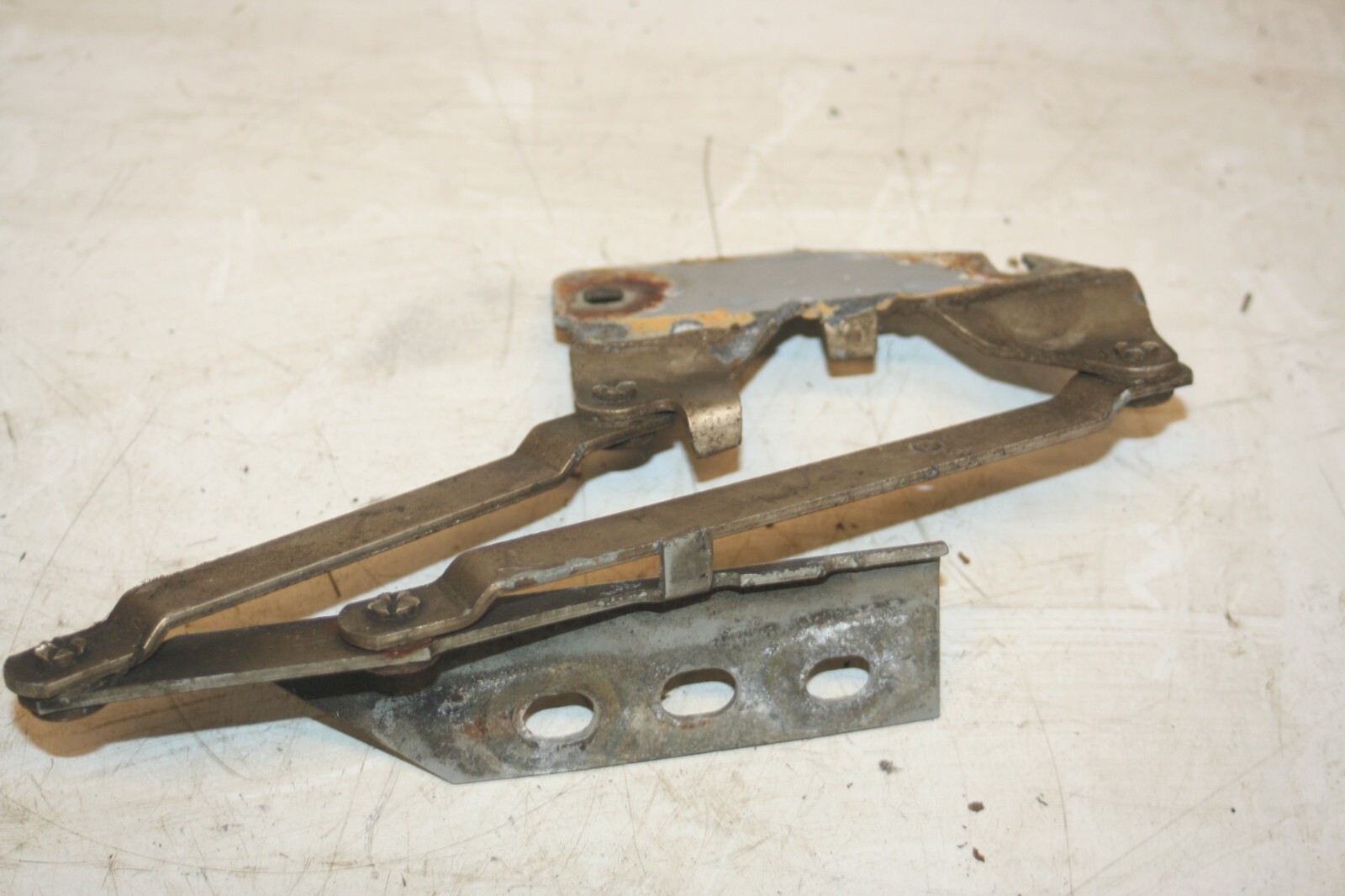 1990 FORD GRANADA MK3. BONNET HINGE - Image 3