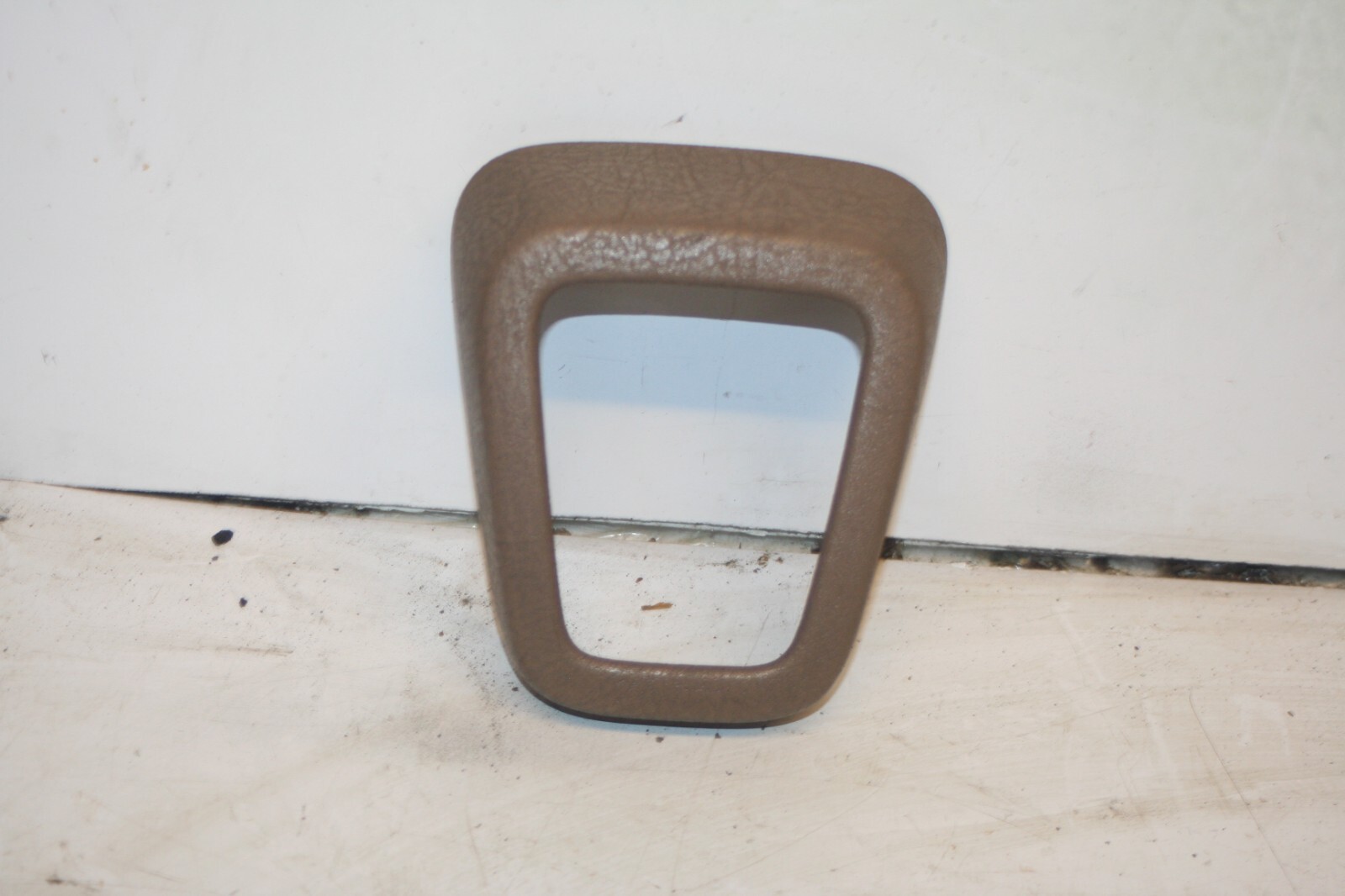 1990 FORD GRANADA MK3. GEAR SELECTOR SURROUND TRIM - Image 2