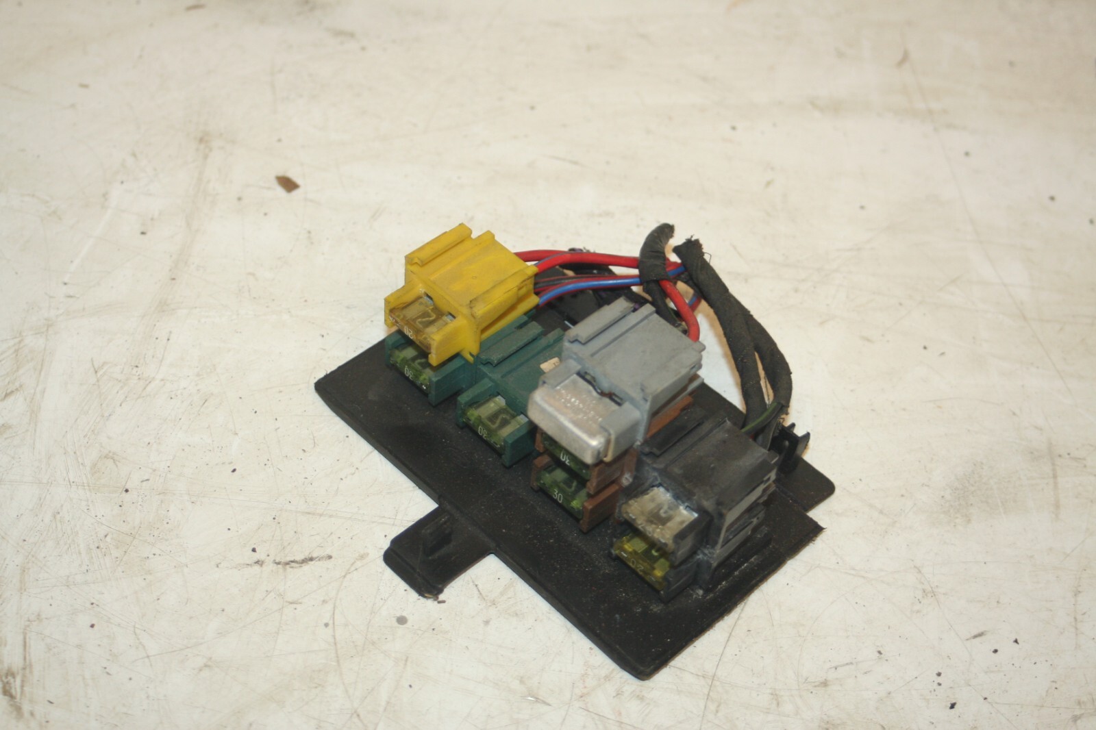 1990 FORD GRANADA MK3. BUNCH OF FUSES AND HOLDER