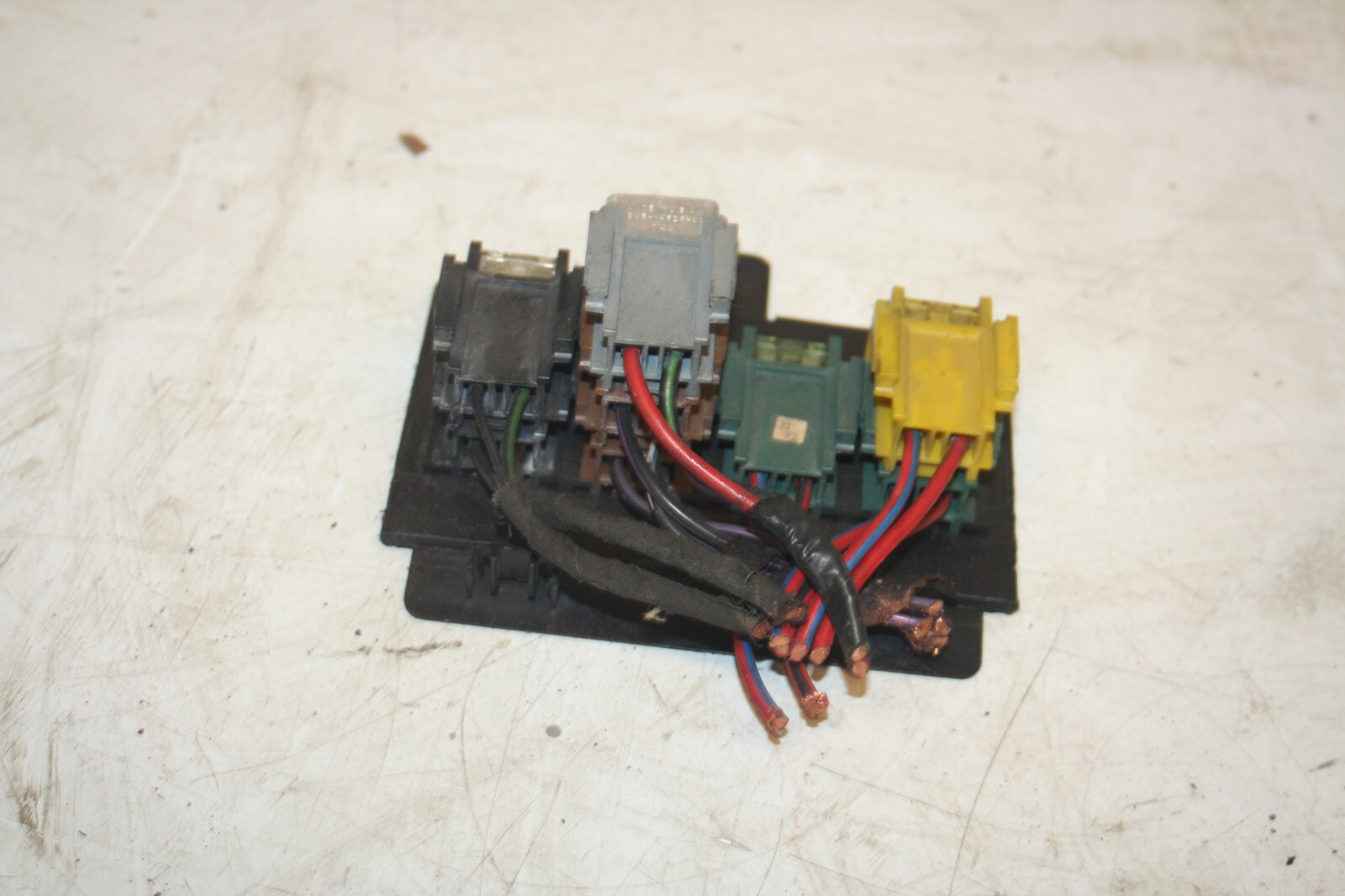 1990 FORD GRANADA MK3. BUNCH OF FUSES AND HOLDER - Image 2