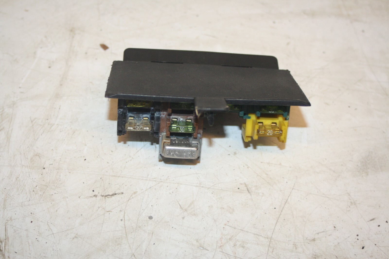 1990 FORD GRANADA MK3. BUNCH OF FUSES AND HOLDER - Image 3