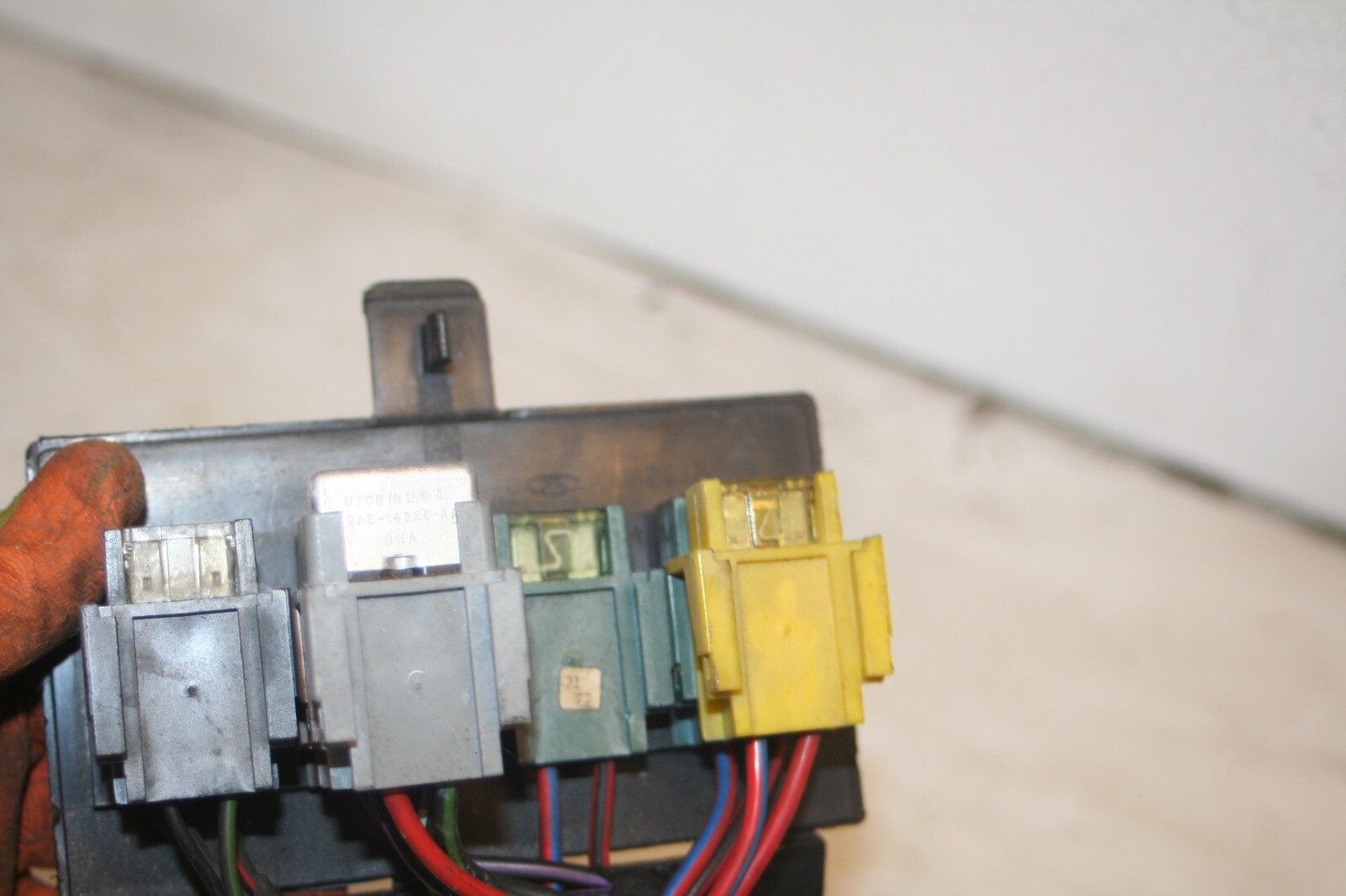 1990 FORD GRANADA MK3. BUNCH OF FUSES AND HOLDER - Image 5