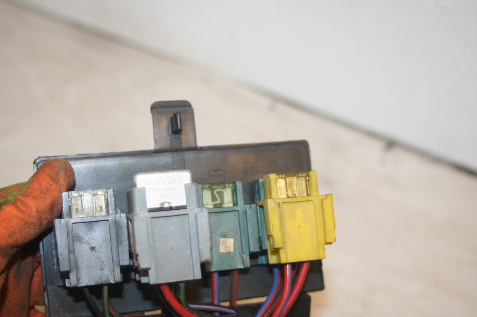 1990 FORD GRANADA MK3. BUNCH OF FUSES AND HOLDER - Image 6