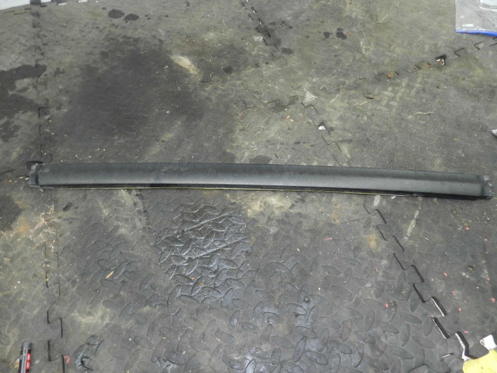 182. 2004 LANDROVER FREELANDER 1 L314. REAR TAIL GATE BOOT LID FRAME TRIM