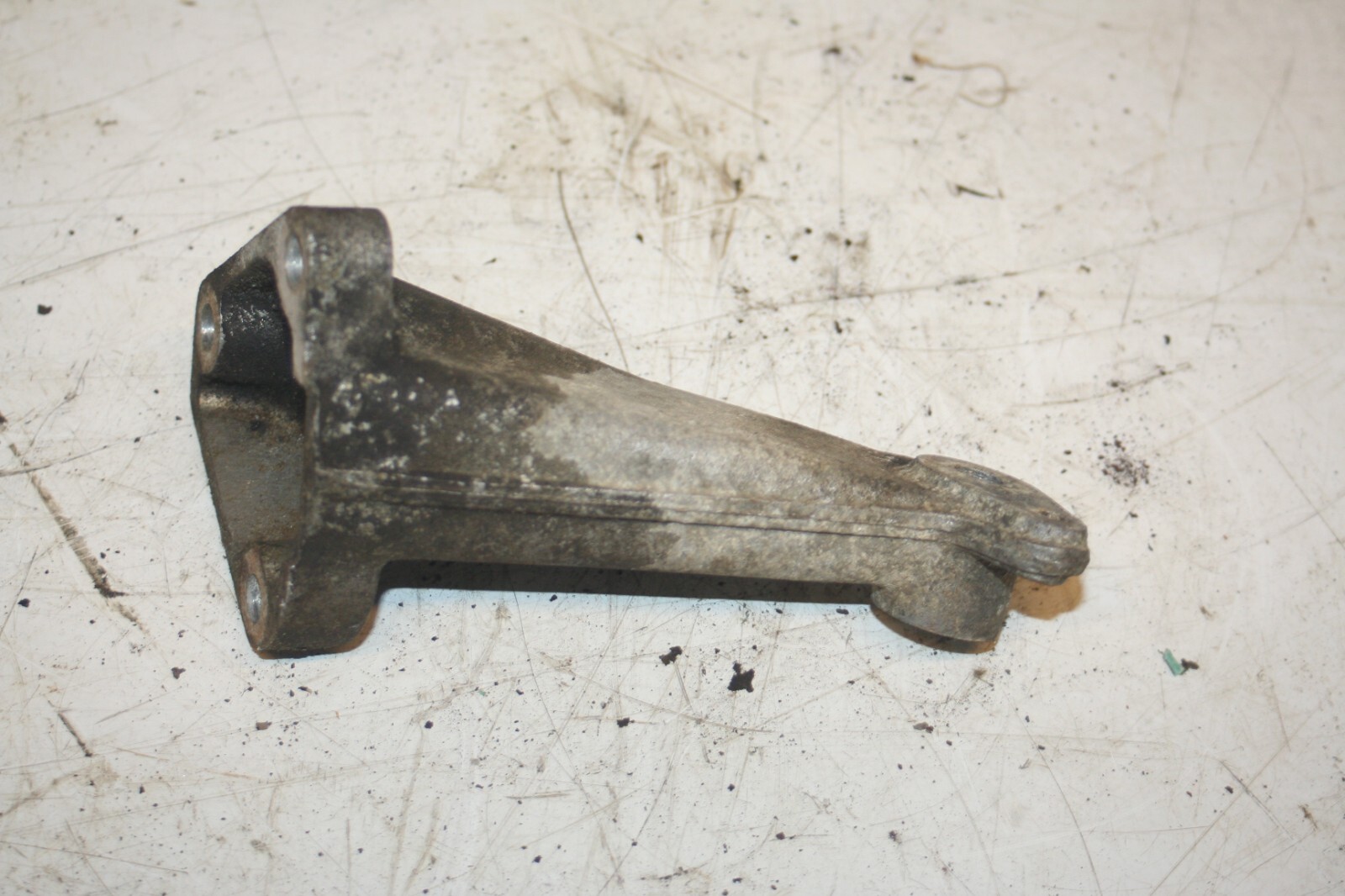1990 FORD GRANADA MK3. ENGINE MOUNT 87WF-6030-AA - Image 3