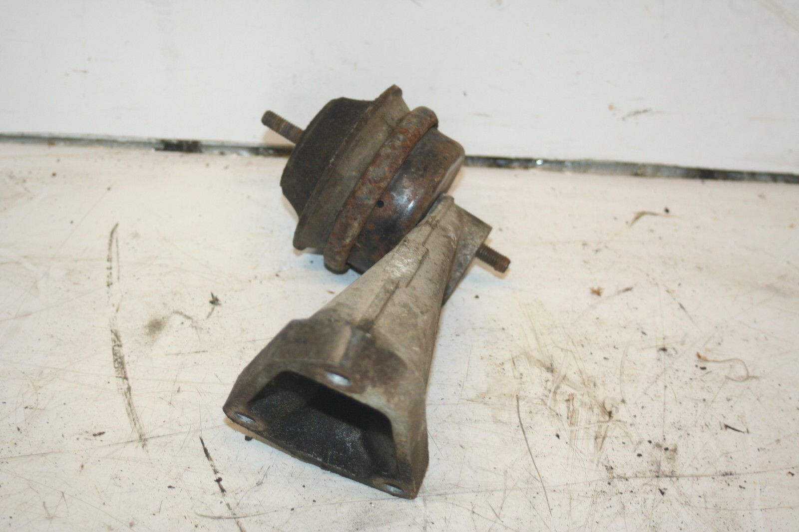 1990 FORD GRANADA MK3. ENGINE MOUNT 87WF-6031-AB - Image 2