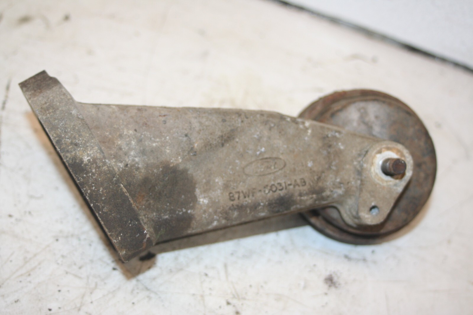 1990 FORD GRANADA MK3. ENGINE MOUNT 87WF-6031-AB - Image 3