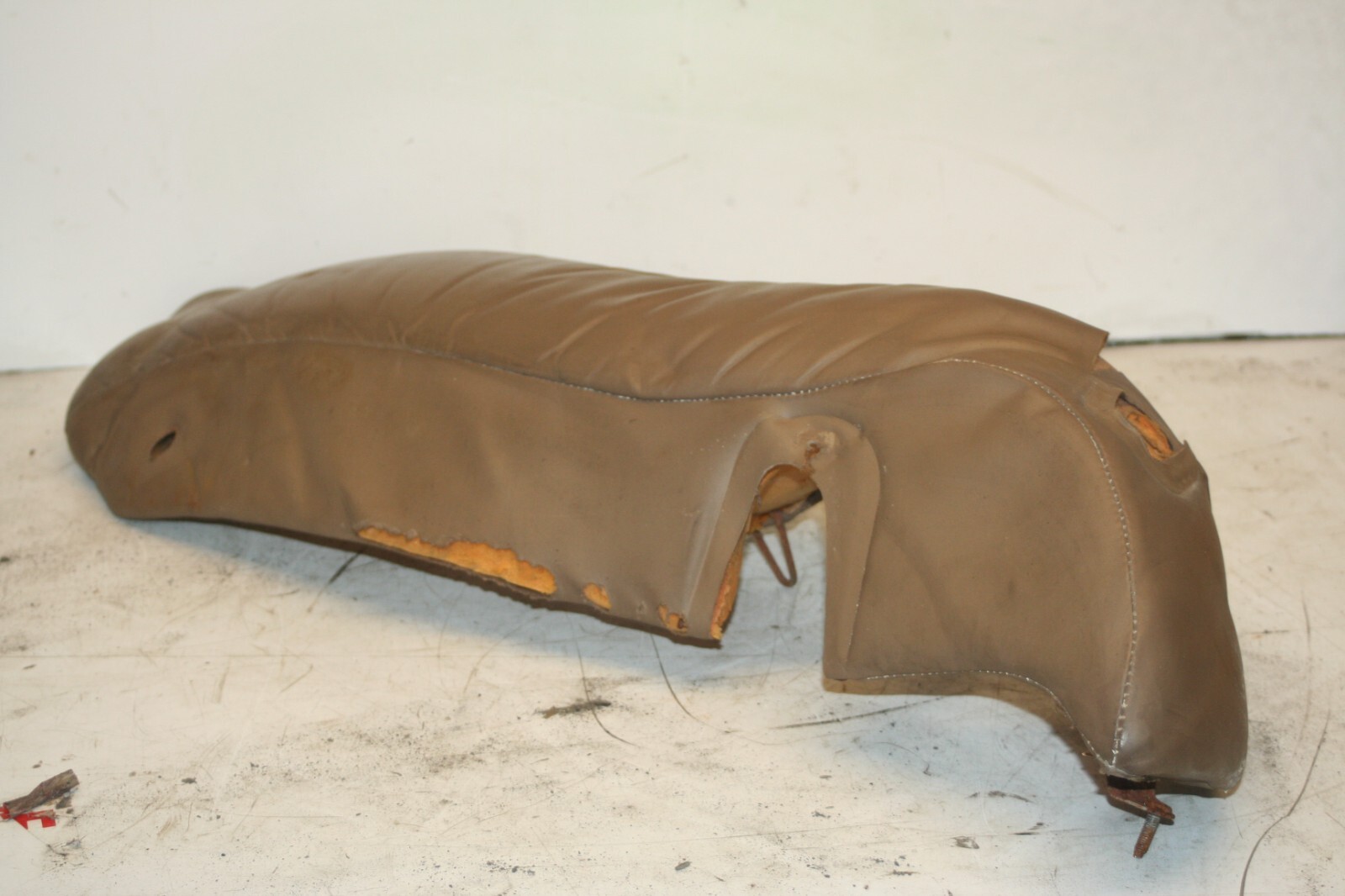 1990 FORD GRANADA MK3. REAR LEATHER SEAT SIDE TRIM BOLSTER WORN - Image 3