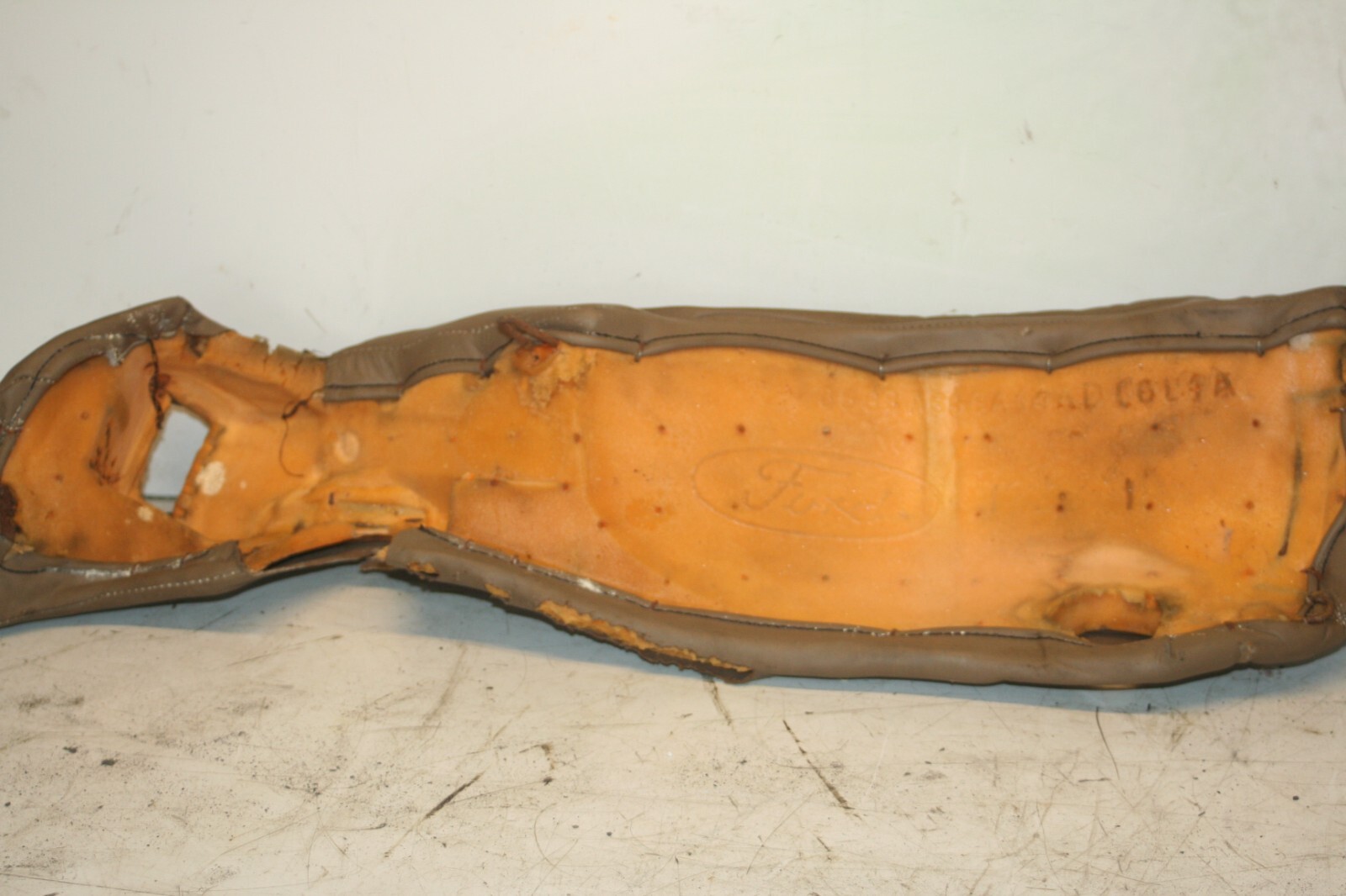 1990 FORD GRANADA MK3. REAR LEATHER SEAT SIDE TRIM BOLSTER WORN - Image 4
