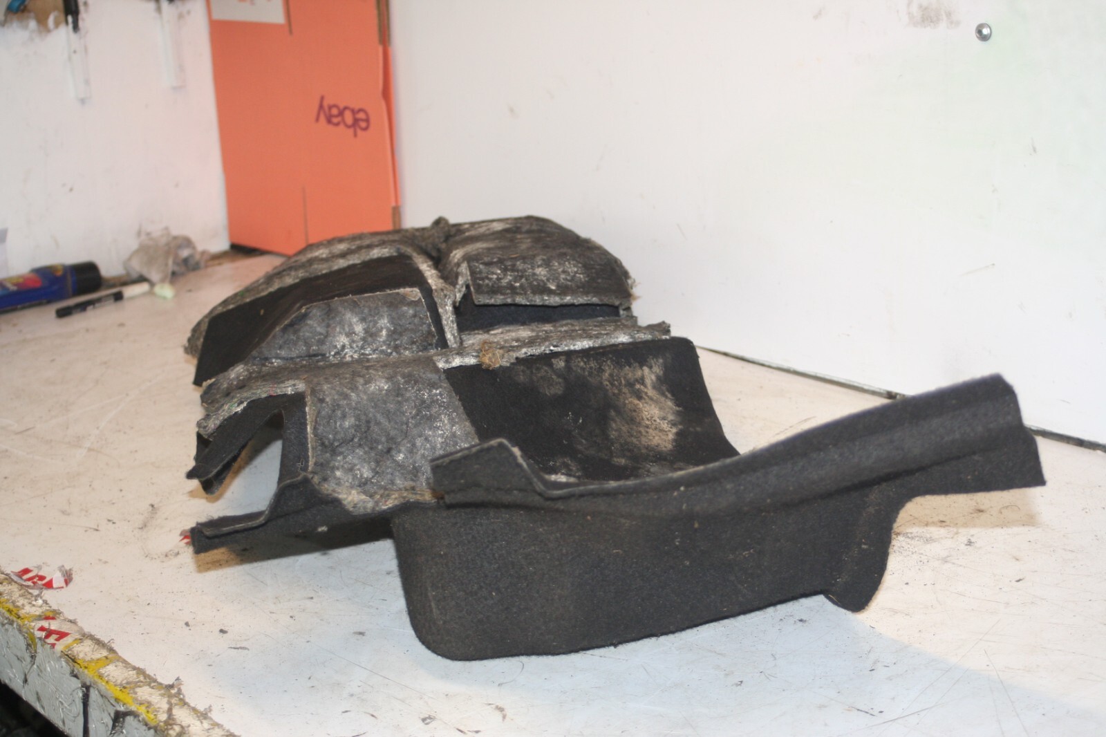 1990 FORD GRANADA MK3. BOOT SIDE LINING CARPET PASSENGER SIDE - Image 3