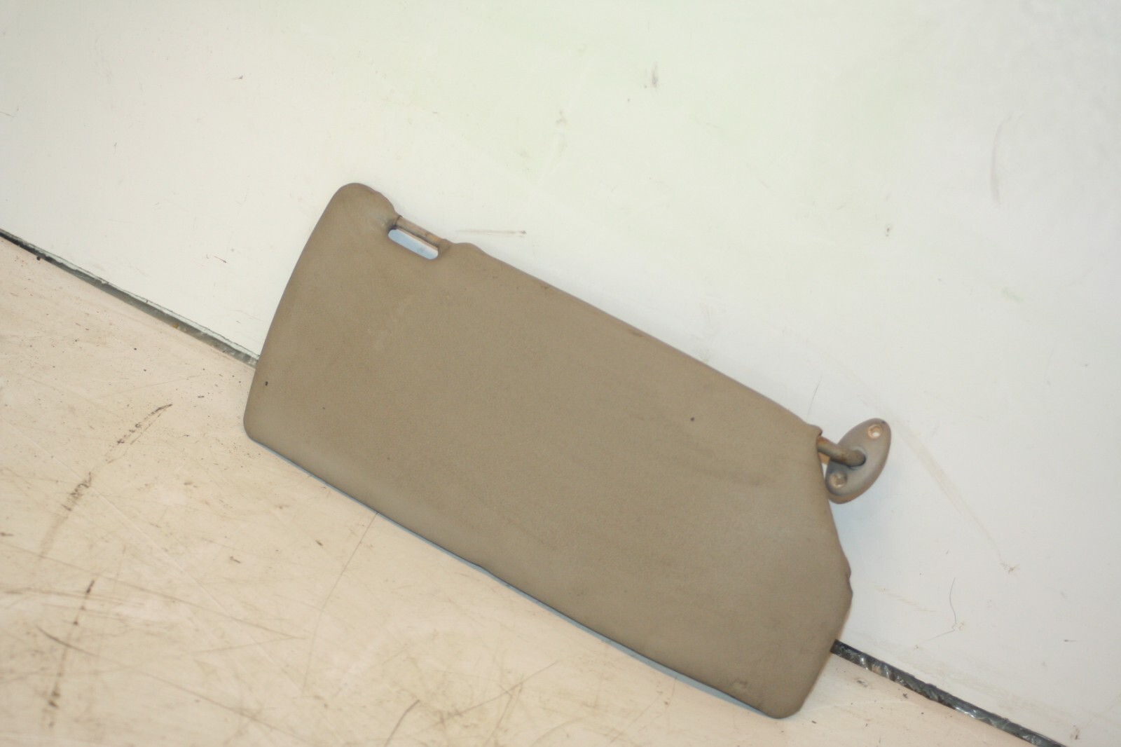 1990 FORD GRANADA MK3. DRIVER SIDE SUN VISOR - Image 2