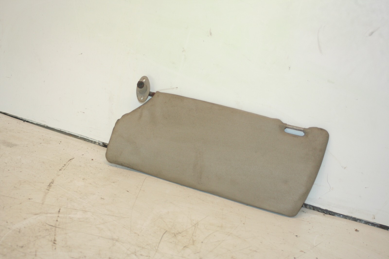 1990 FORD GRANADA MK3. DRIVER SIDE SUN VISOR - Image 4