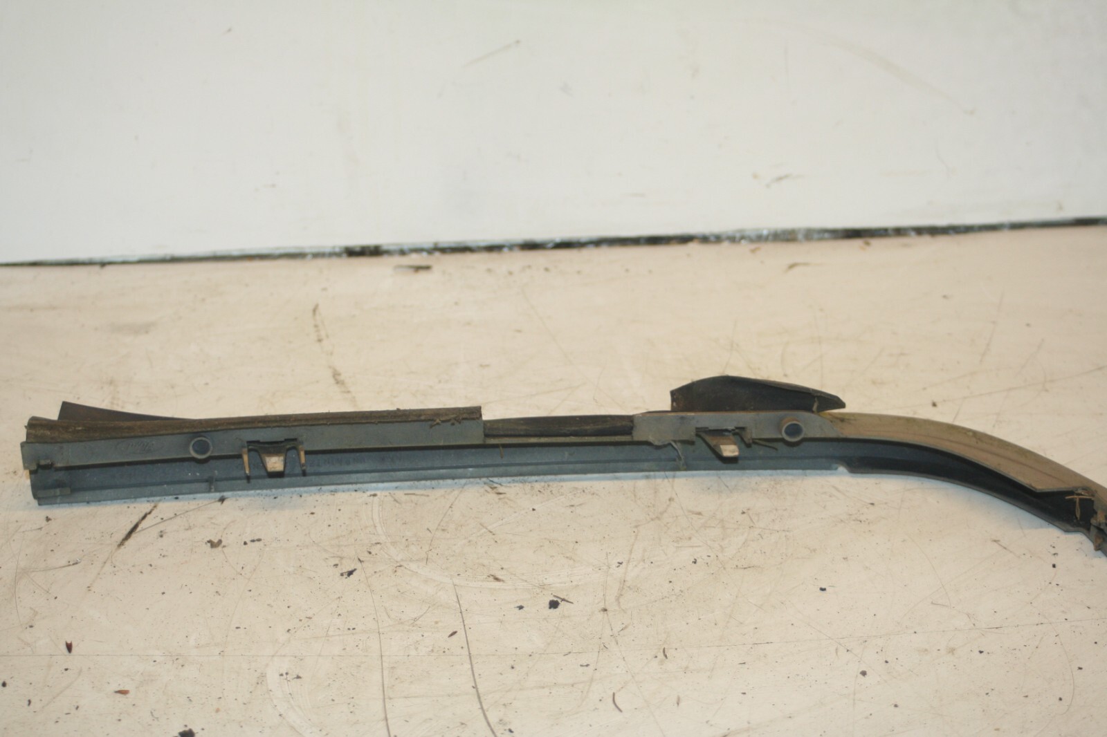 1990 FORD GRANADA MK3. LOWER HEAD LIGHT TRIM IN GOLD - Image 3