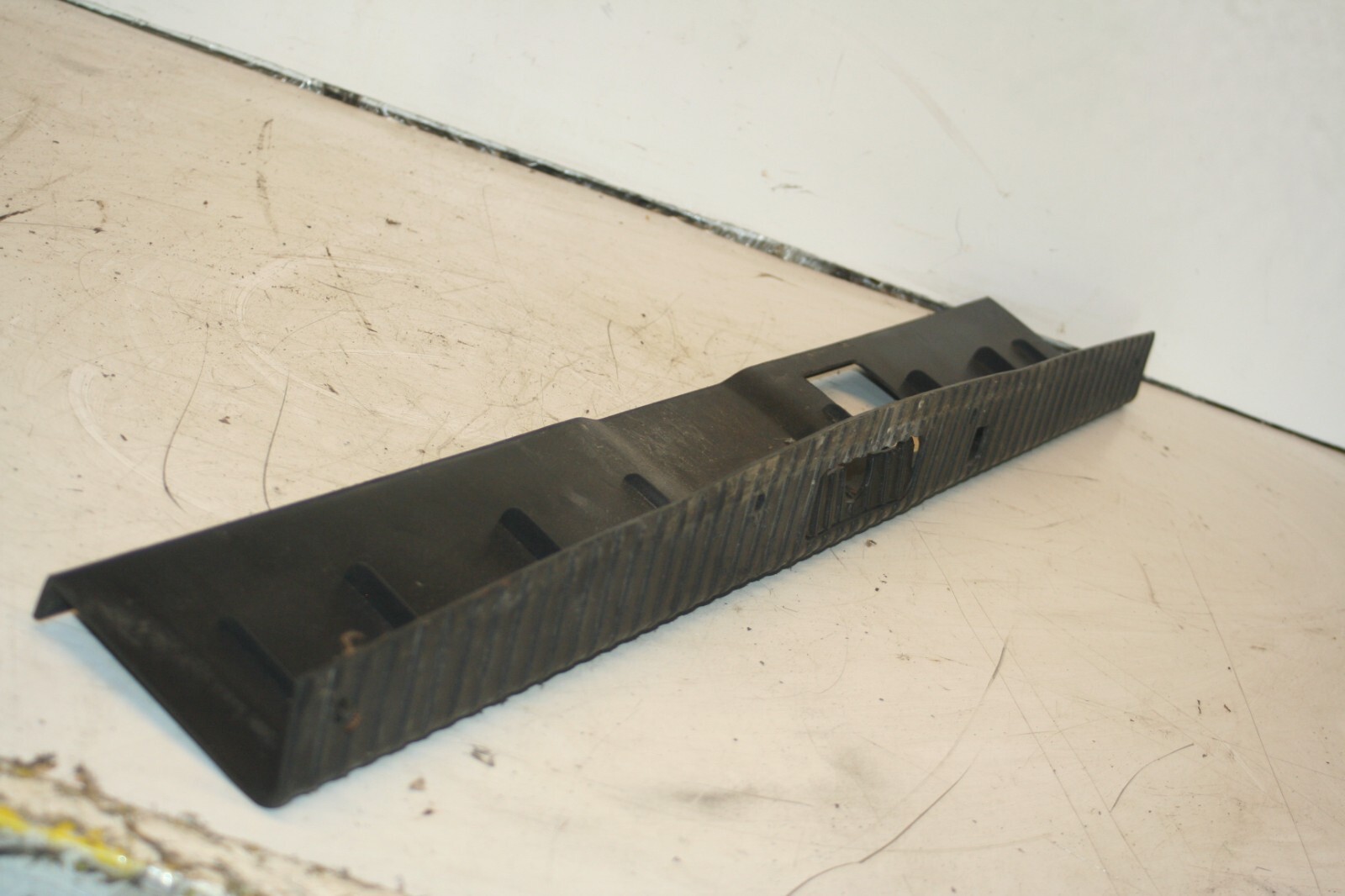 1990 FORD GRANADA MK3. BOOT SCRUFF PLATE TRIM 90GB-F40374-AB - Image 2