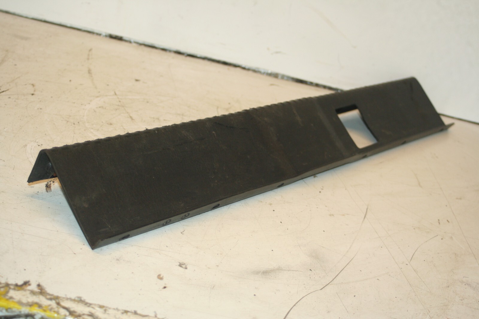 1990 FORD GRANADA MK3. BOOT SCRUFF PLATE TRIM 90GB-F40374-AB - Image 3