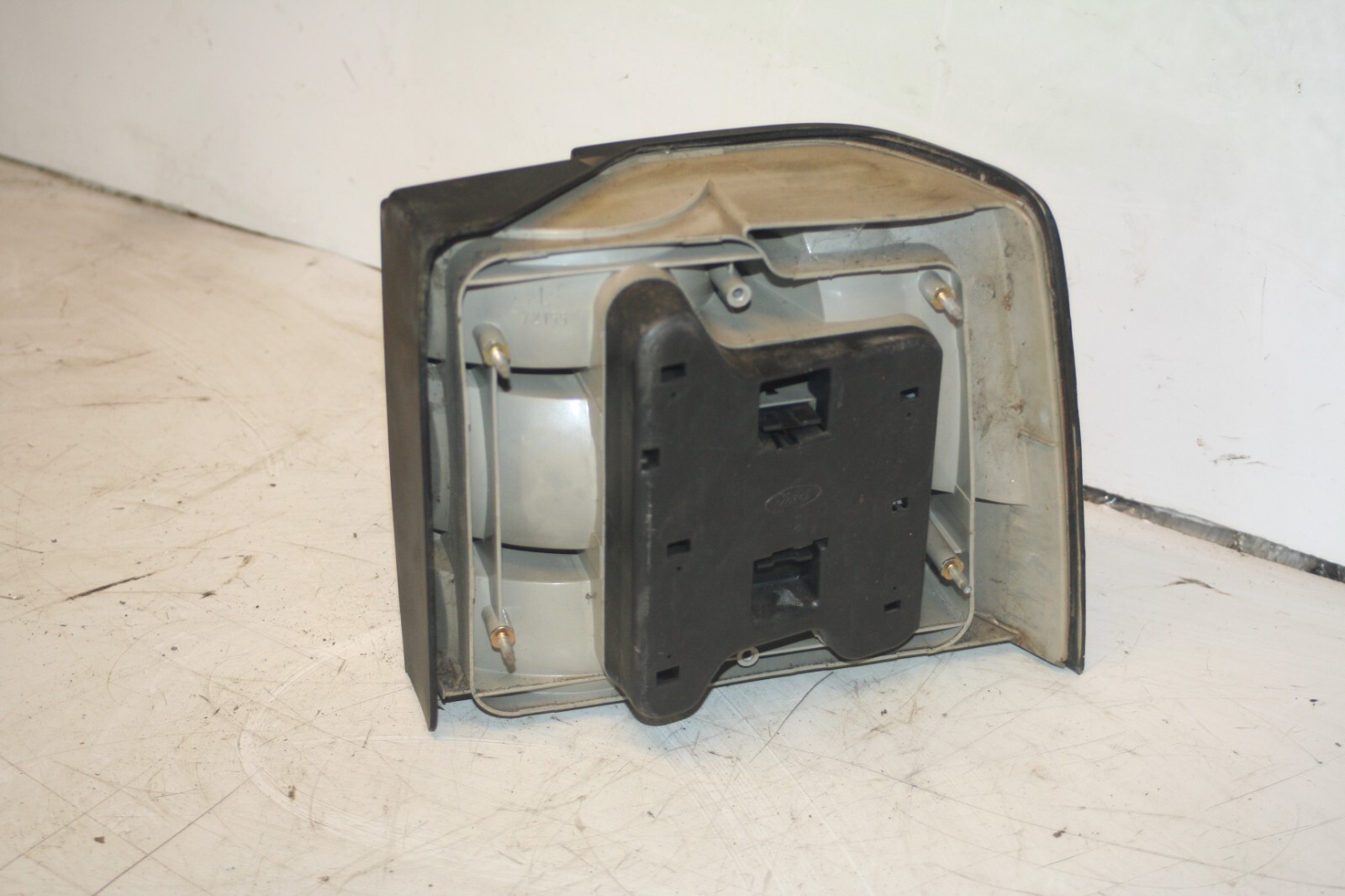 1990 FORD GRANADA MK3. PASSENGER SIDE REAR LIGHT UNIT CLUSTER - Image 4