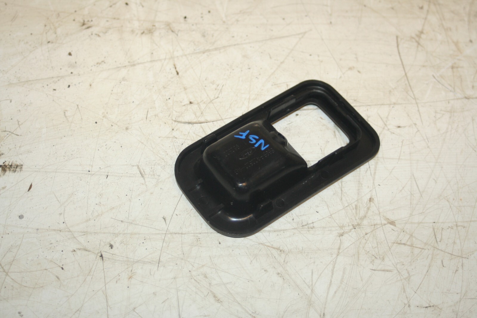 1990 FORD GRANADA MK3. DOOR HANDLE SURROUND PASSENGER FRONT - Image 2