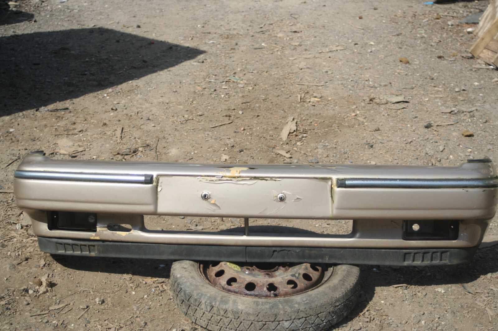 1990 FORD GRANADA MK3. FRONT BUMPER IN GOLD DAMAGED