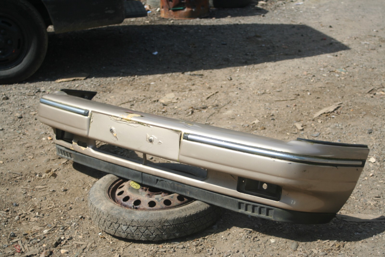 1990 FORD GRANADA MK3. FRONT BUMPER IN GOLD DAMAGED - Image 2