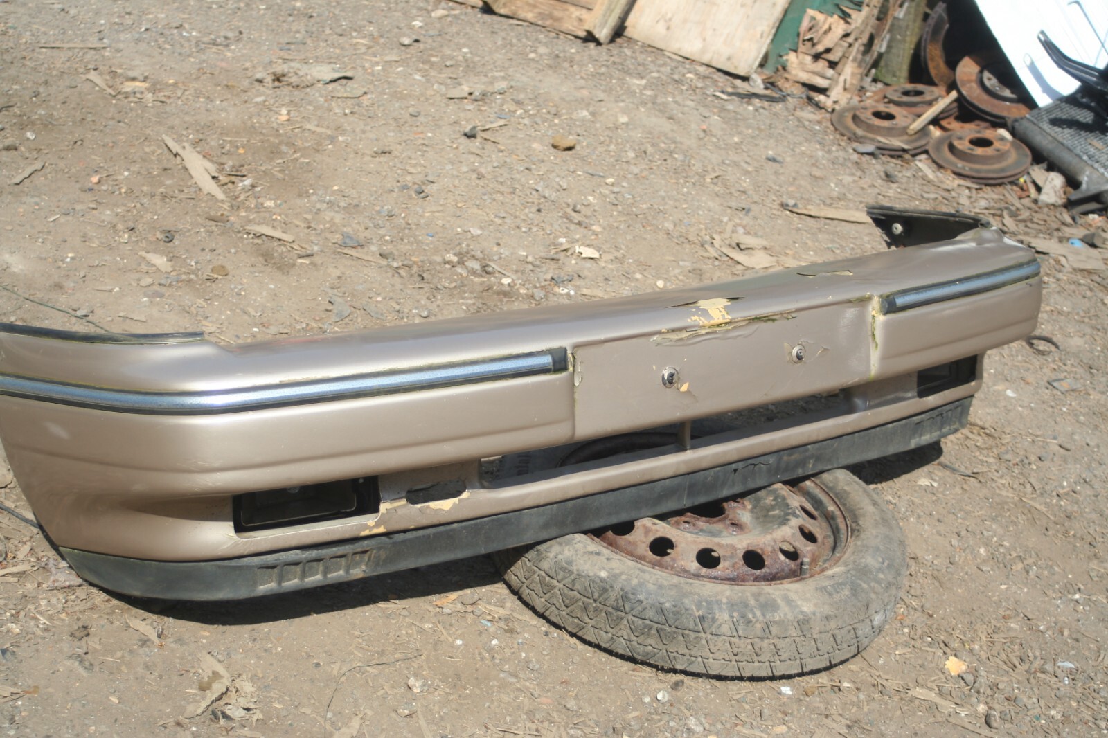 1990 FORD GRANADA MK3. FRONT BUMPER IN GOLD DAMAGED - Image 3