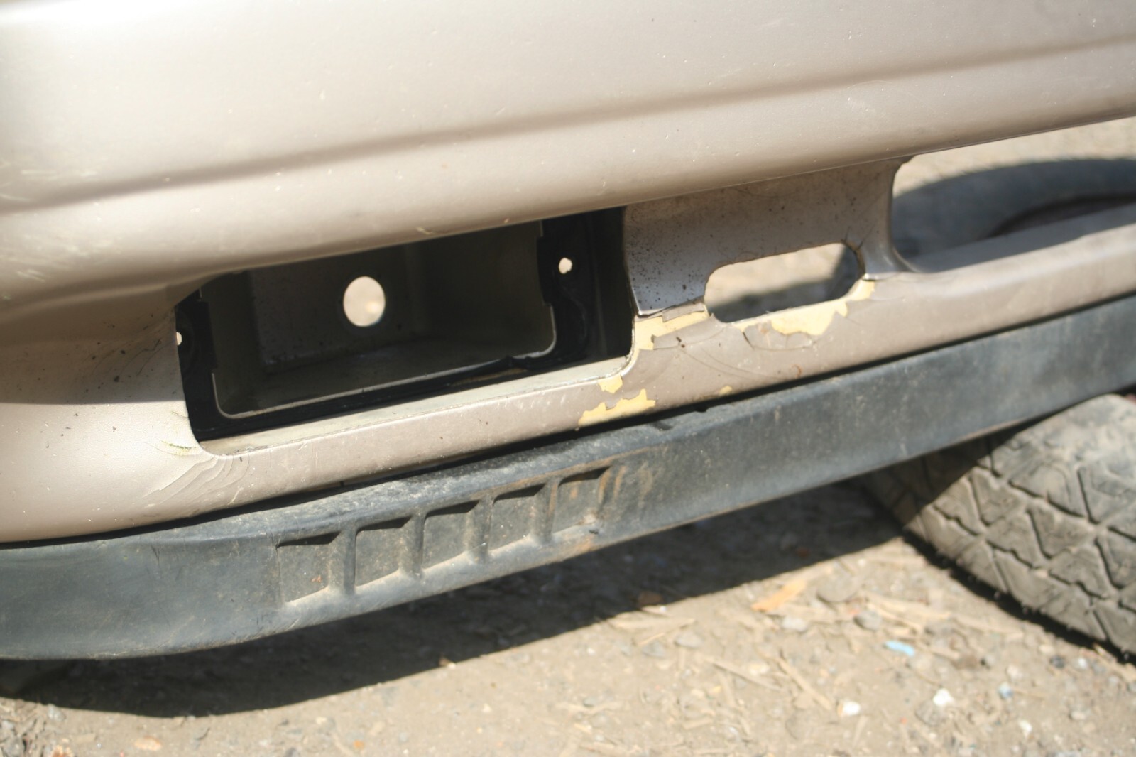 1990 FORD GRANADA MK3. FRONT BUMPER IN GOLD DAMAGED - Image 4