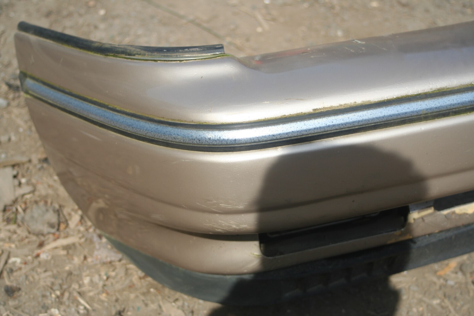 1990 FORD GRANADA MK3. FRONT BUMPER IN GOLD DAMAGED - Image 5