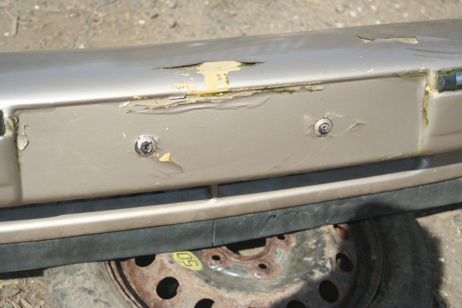 1990 FORD GRANADA MK3. FRONT BUMPER IN GOLD DAMAGED - Image 6