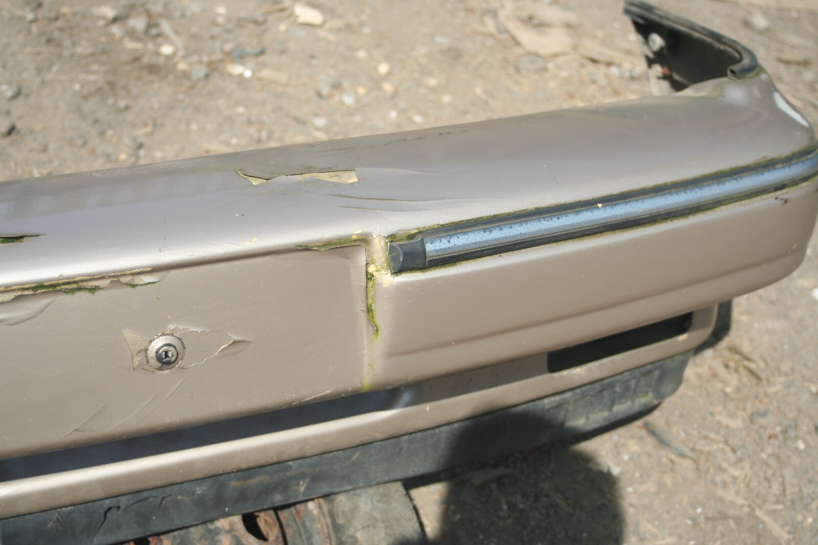 1990 FORD GRANADA MK3. FRONT BUMPER IN GOLD DAMAGED - Image 7