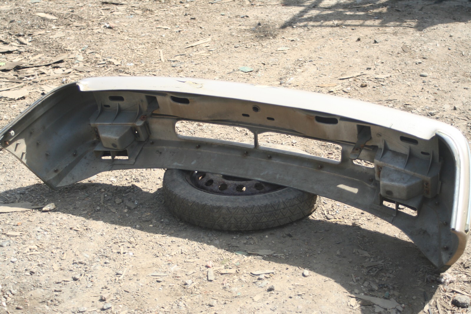 1990 FORD GRANADA MK3. FRONT BUMPER IN GOLD DAMAGED - Image 10