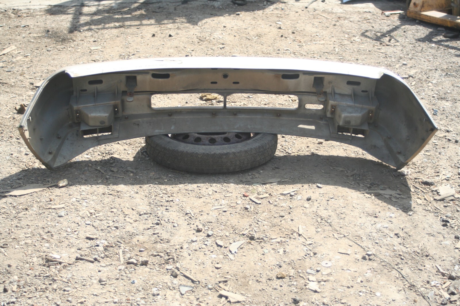 1990 FORD GRANADA MK3. FRONT BUMPER IN GOLD DAMAGED - Image 11